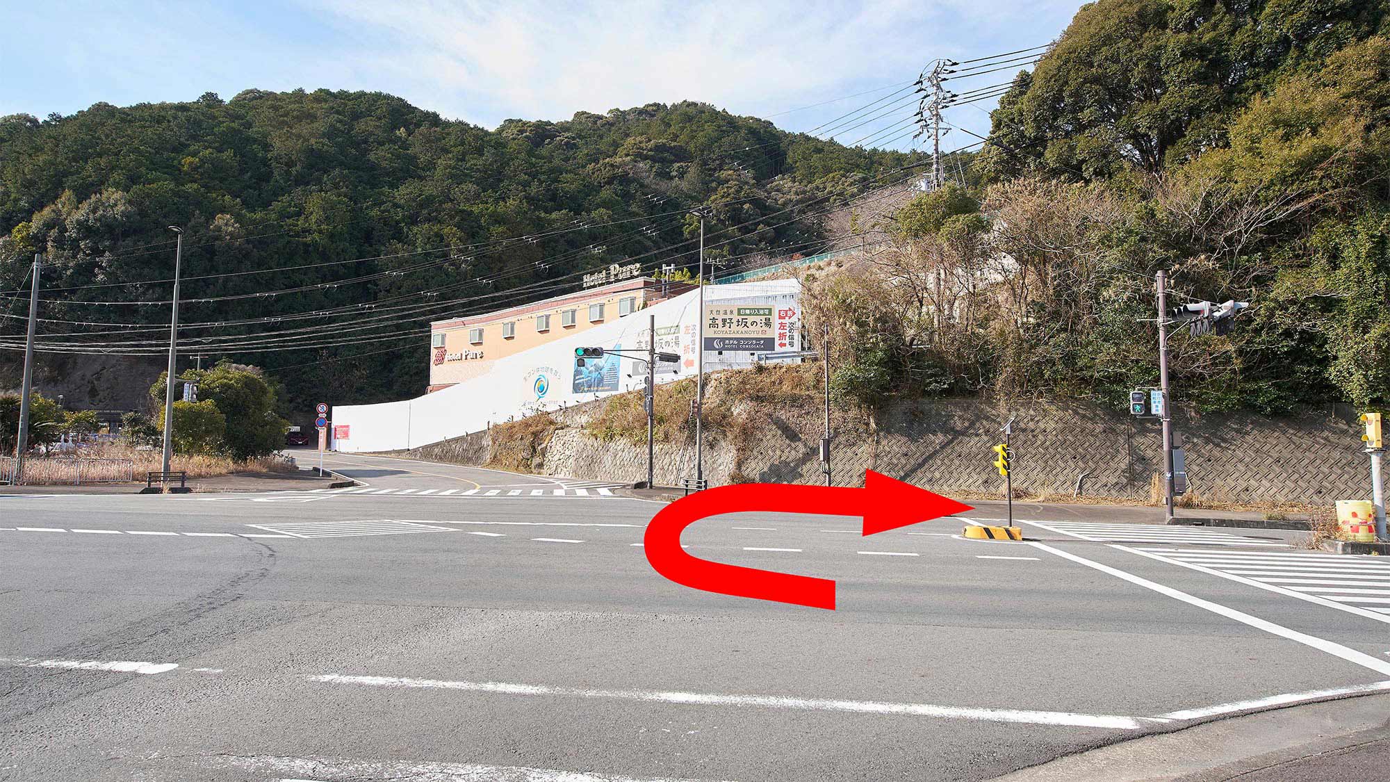 ・【周囲の看板】交差点付近に設置した、当ホテルへの順路を示した看板です