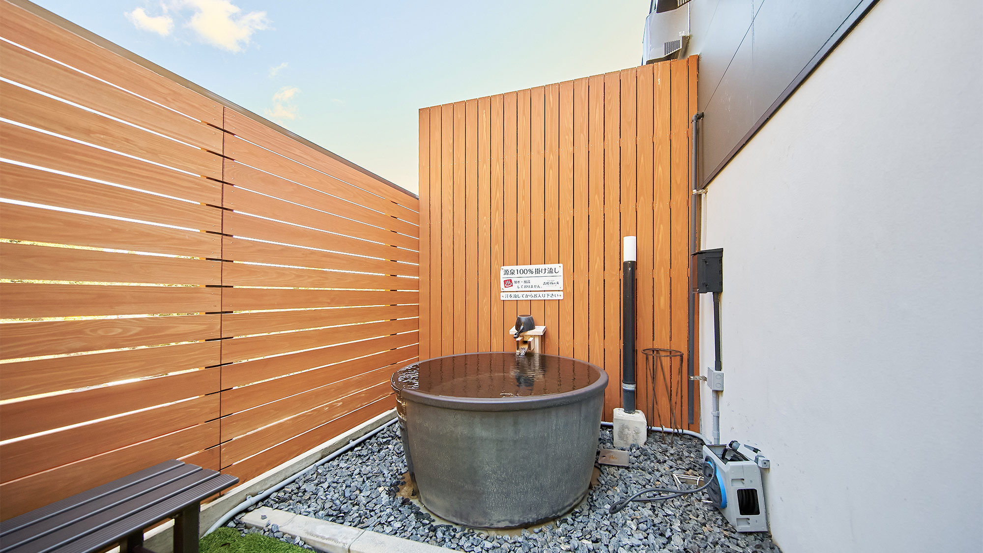 ・【つぼ湯】前に設置のベンチに座ってゆっくり休憩してから入れます