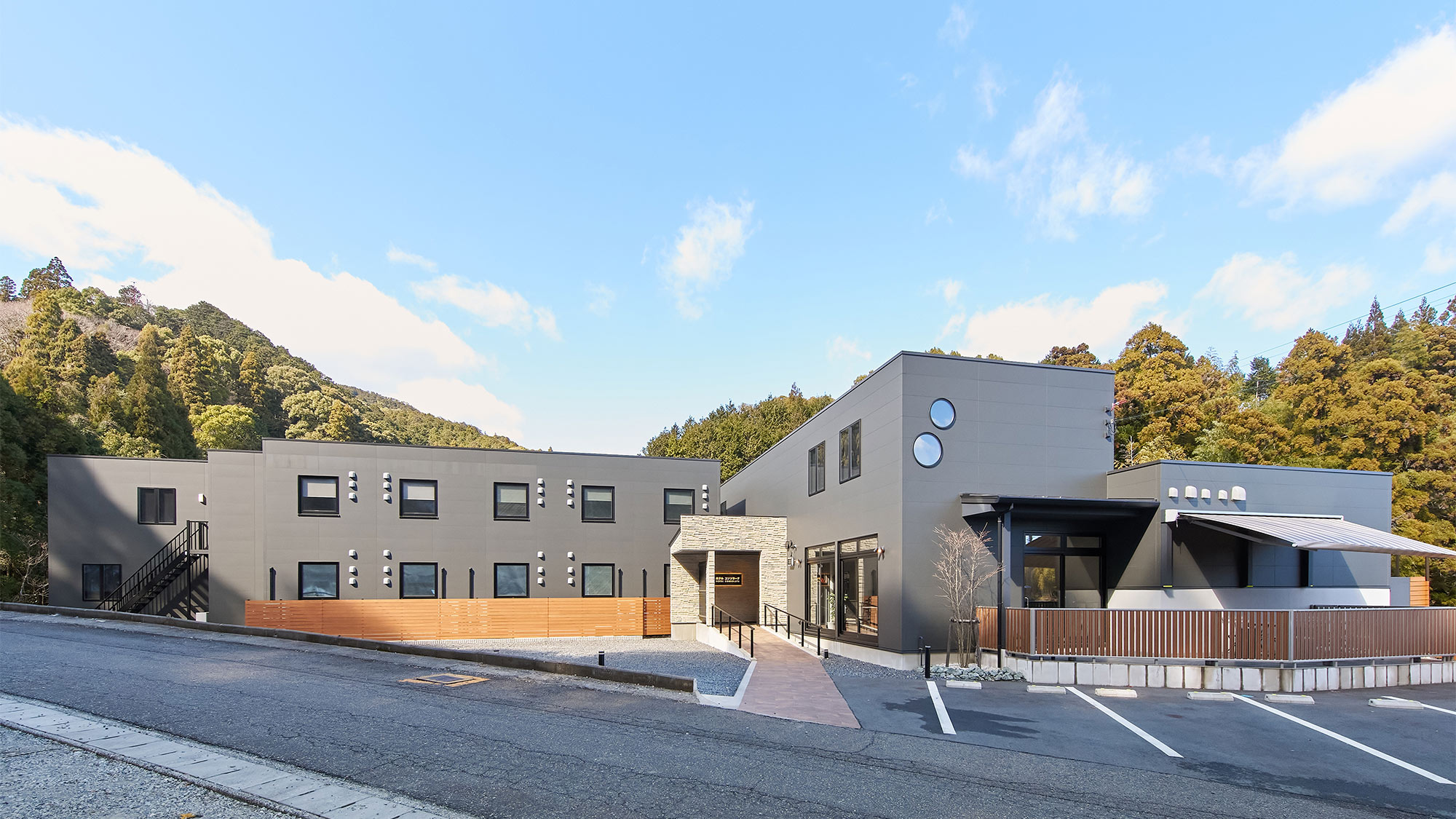 ・【外観】きれいに舗装された道路に面しているので、出入りもスムーズです