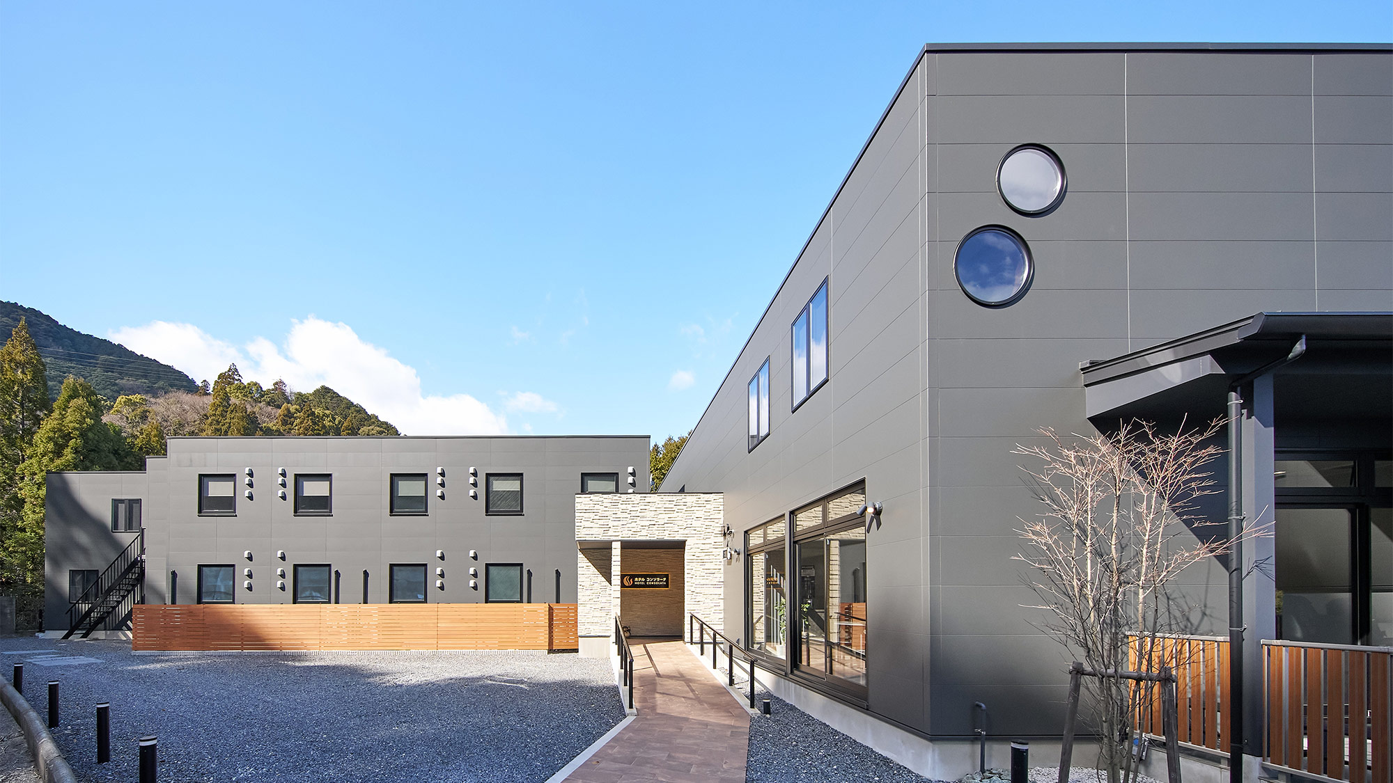 ・【外観】入口通路はキャスター付きの荷物でも移動がしやすいように長めに舗装しています