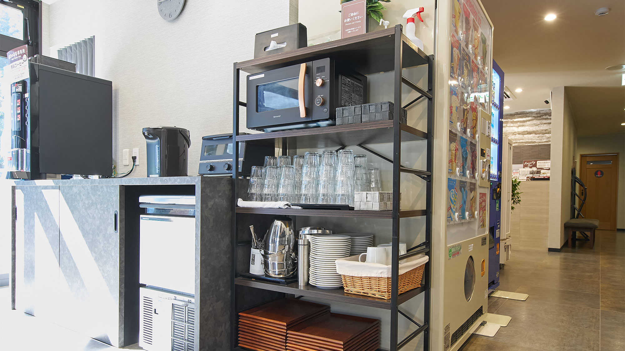 ・【ラウンジエリア】無料コーヒーマシーンや氷、グラス等　セルフサービスでご利用いただけます