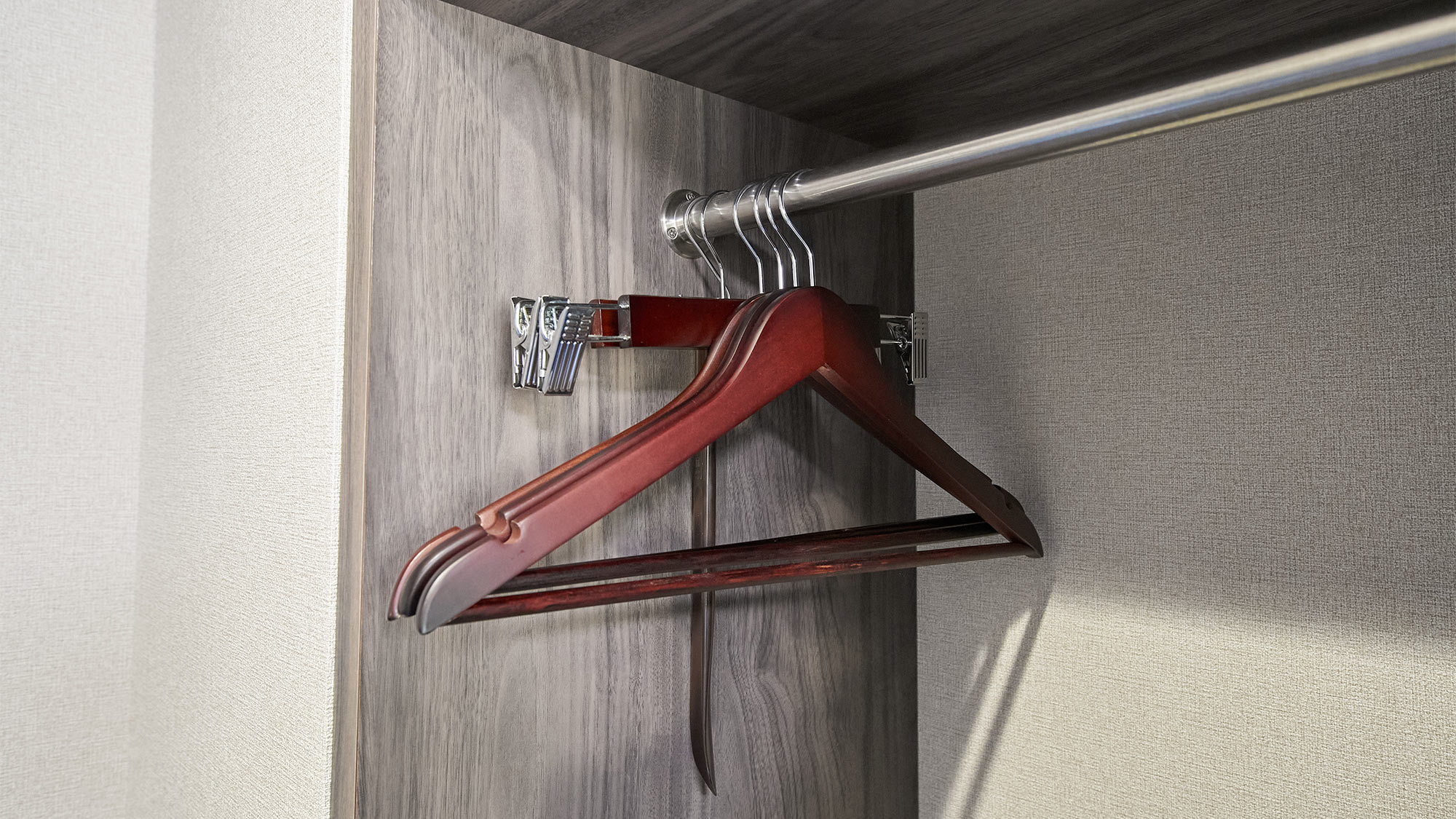 ・【部屋設備】通常のハンガーの他に、便利なクリップ付きハンガーも備え付けています