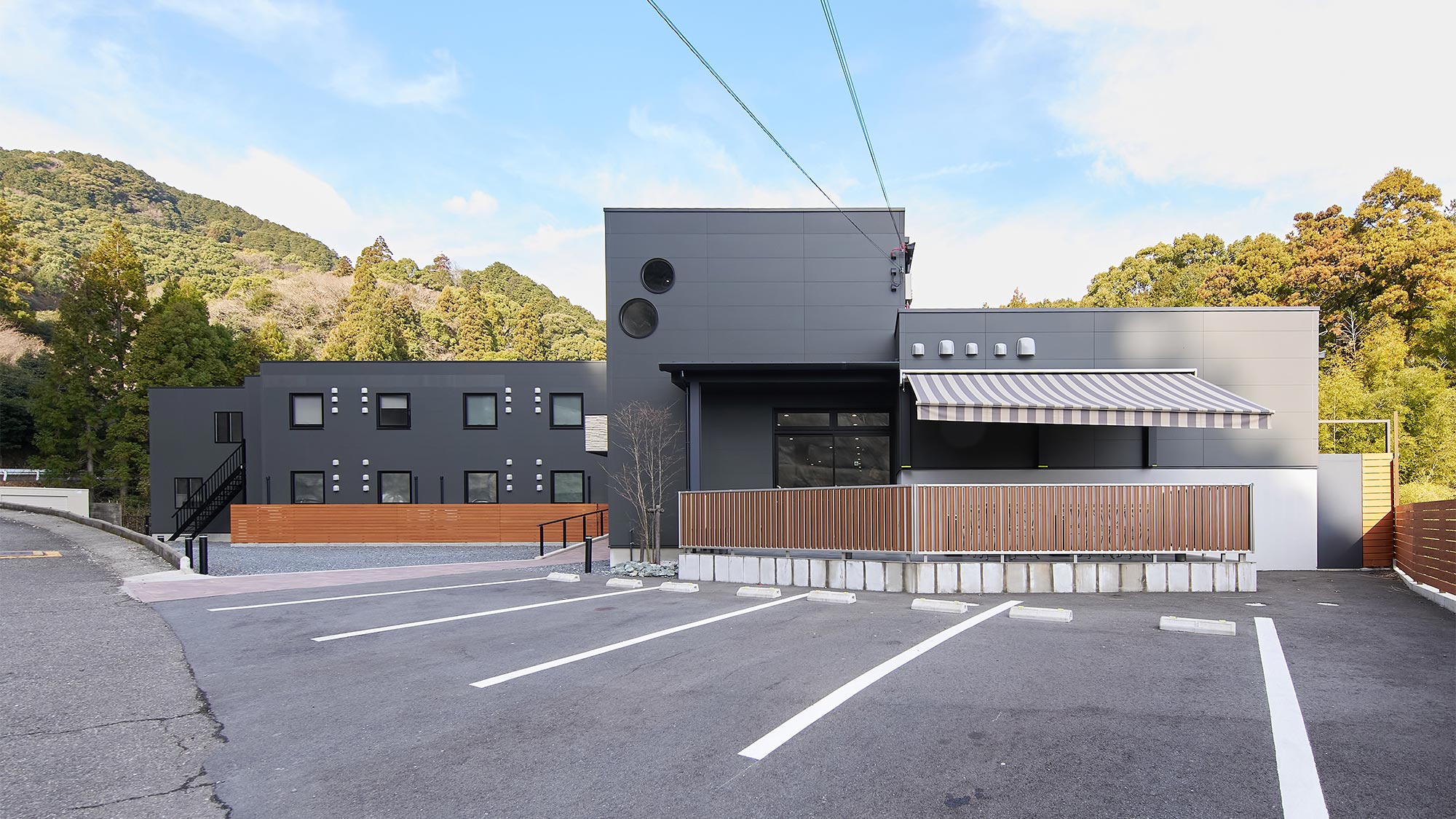 ・【駐車場】宿泊施設の目の前にある駐車場は移動距離が短く、天気の悪い日や荷物を運ぶのに便利です