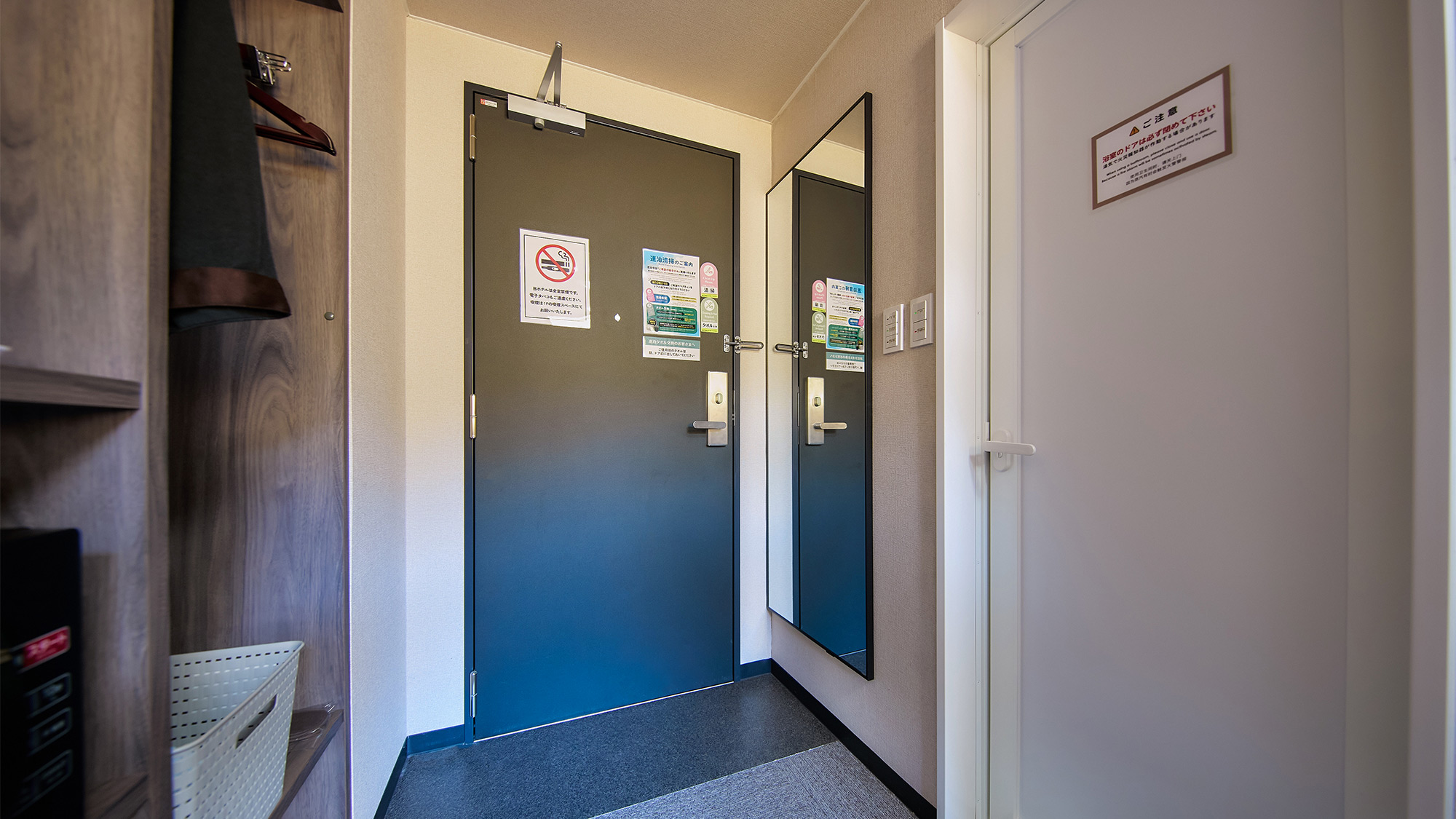 ・【部屋入口】お部屋に入ってすぐの場所に、トイレを含むユニットバスの入口扉がございます