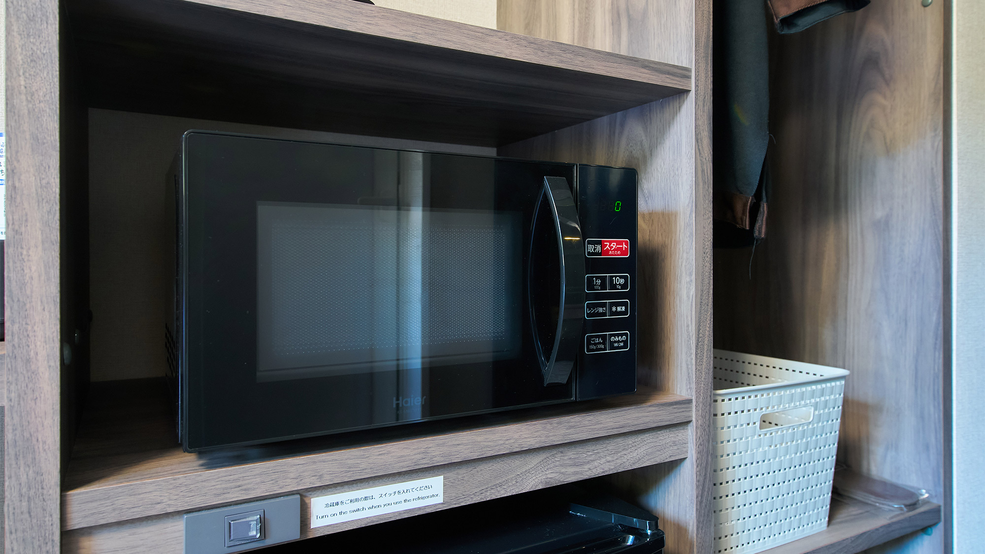 ・【部屋設備】お部屋に備え付けられた、電子レンジ