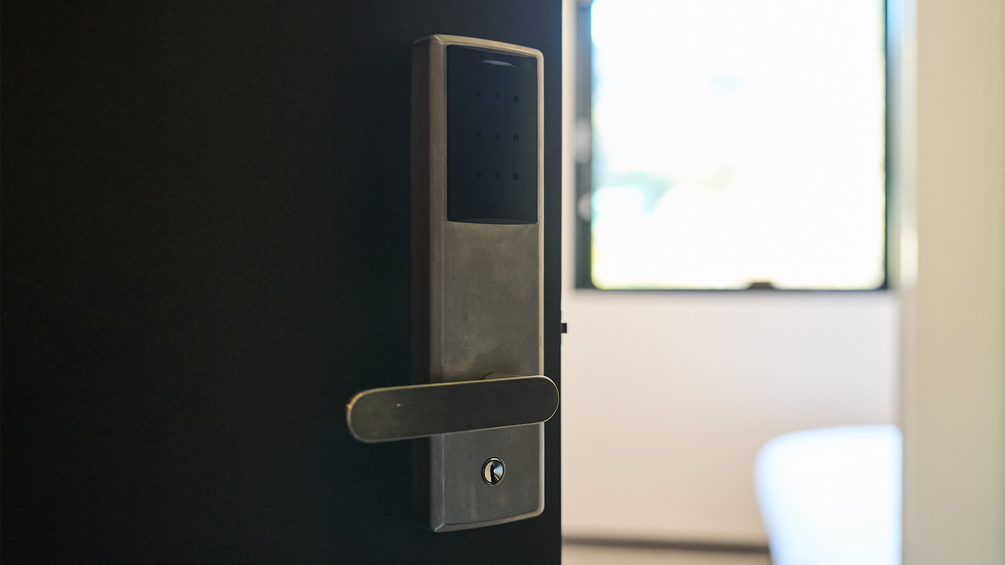 ・【部屋ドア】専用のカードキーをかざすとお部屋のドアが開きます