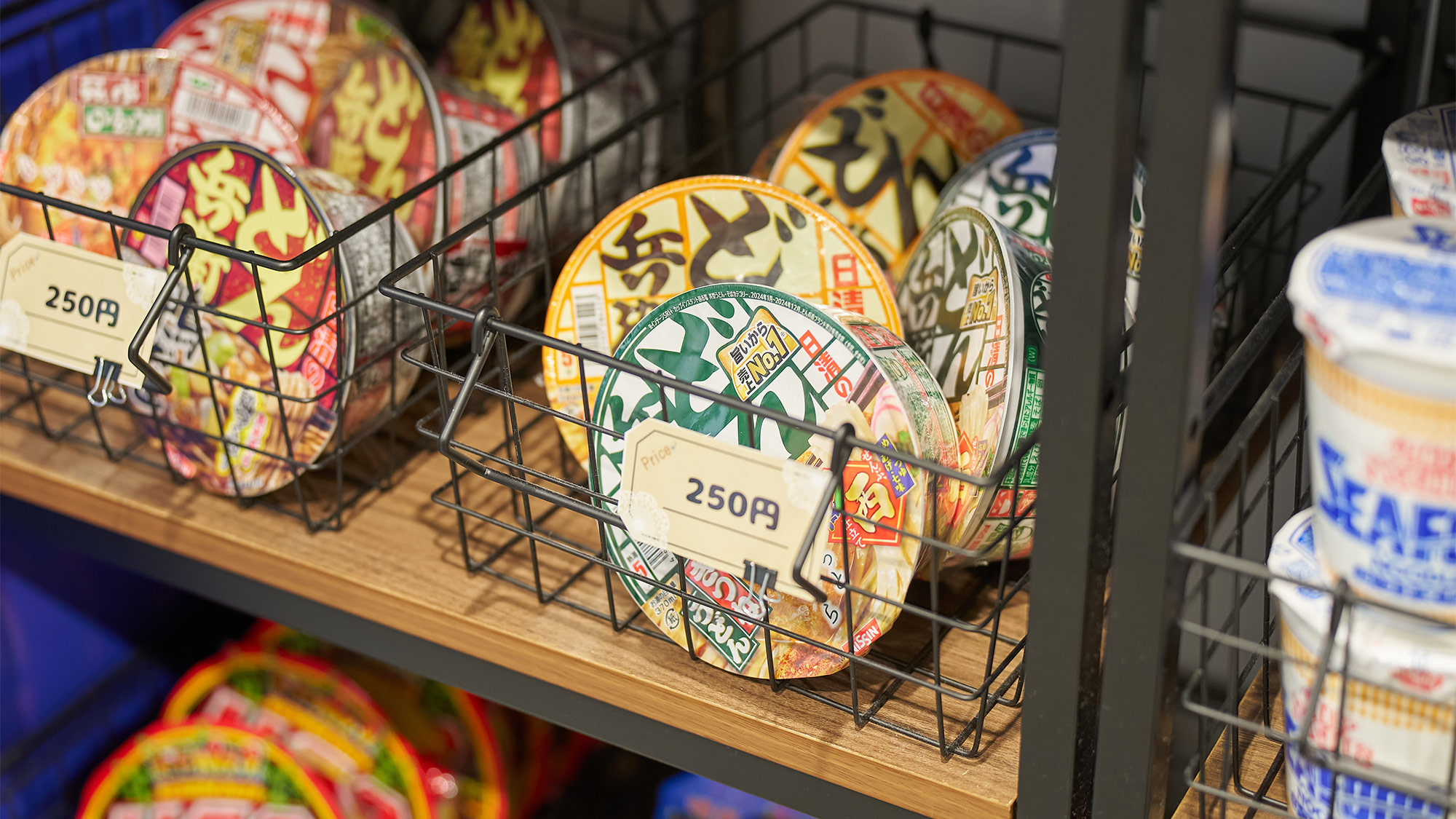・【売店】手軽に食べられるのがうれしい、カップ麺も販売しています