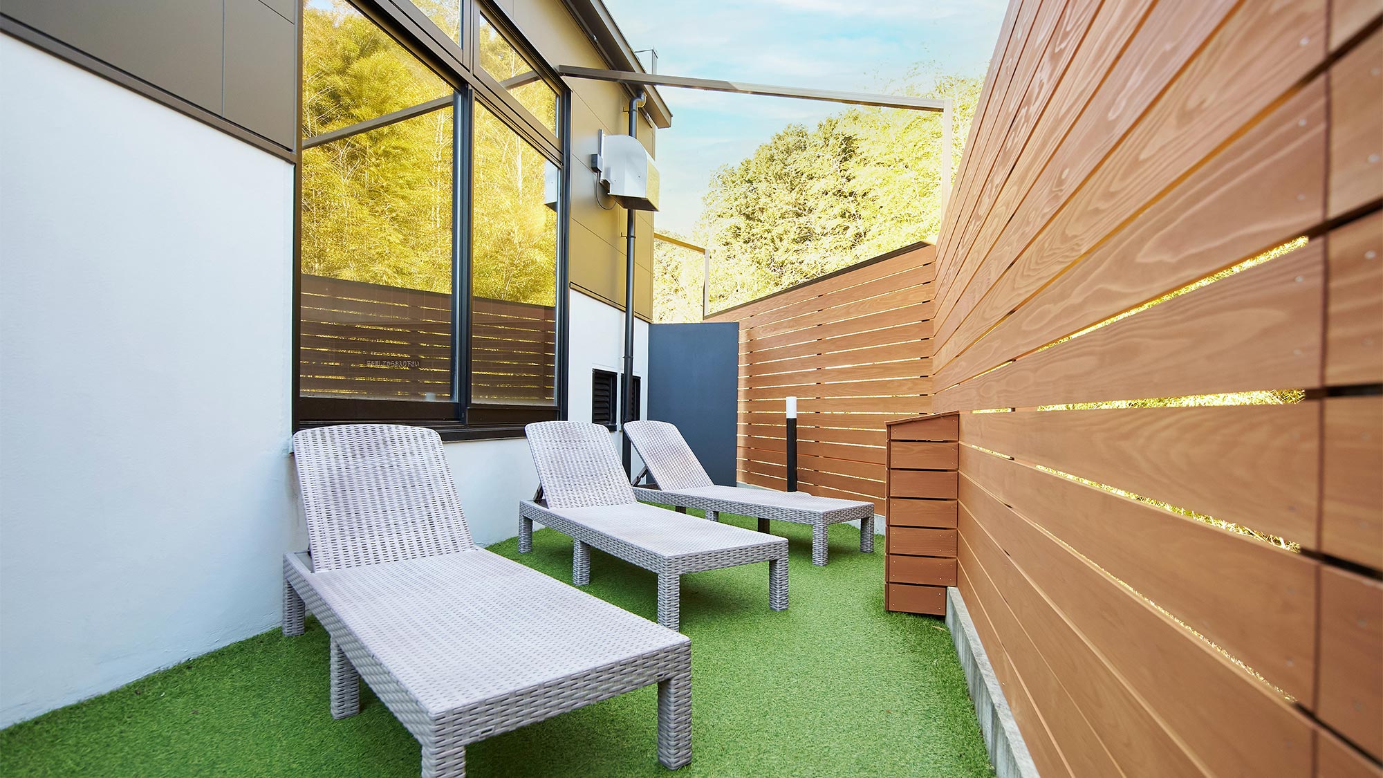 ・【外気浴スペース】外の空気が心地良い、サンベットでゆったりとおくつろぎください