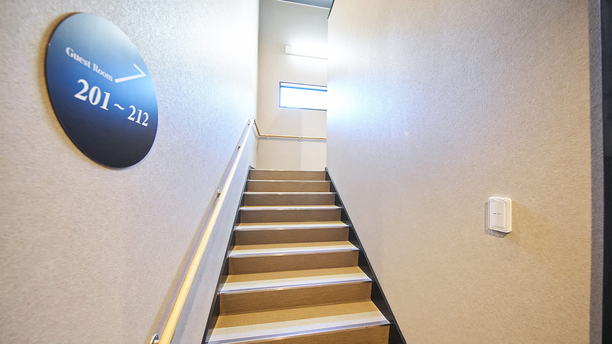 ・【館内】手すり付きの屋内階段