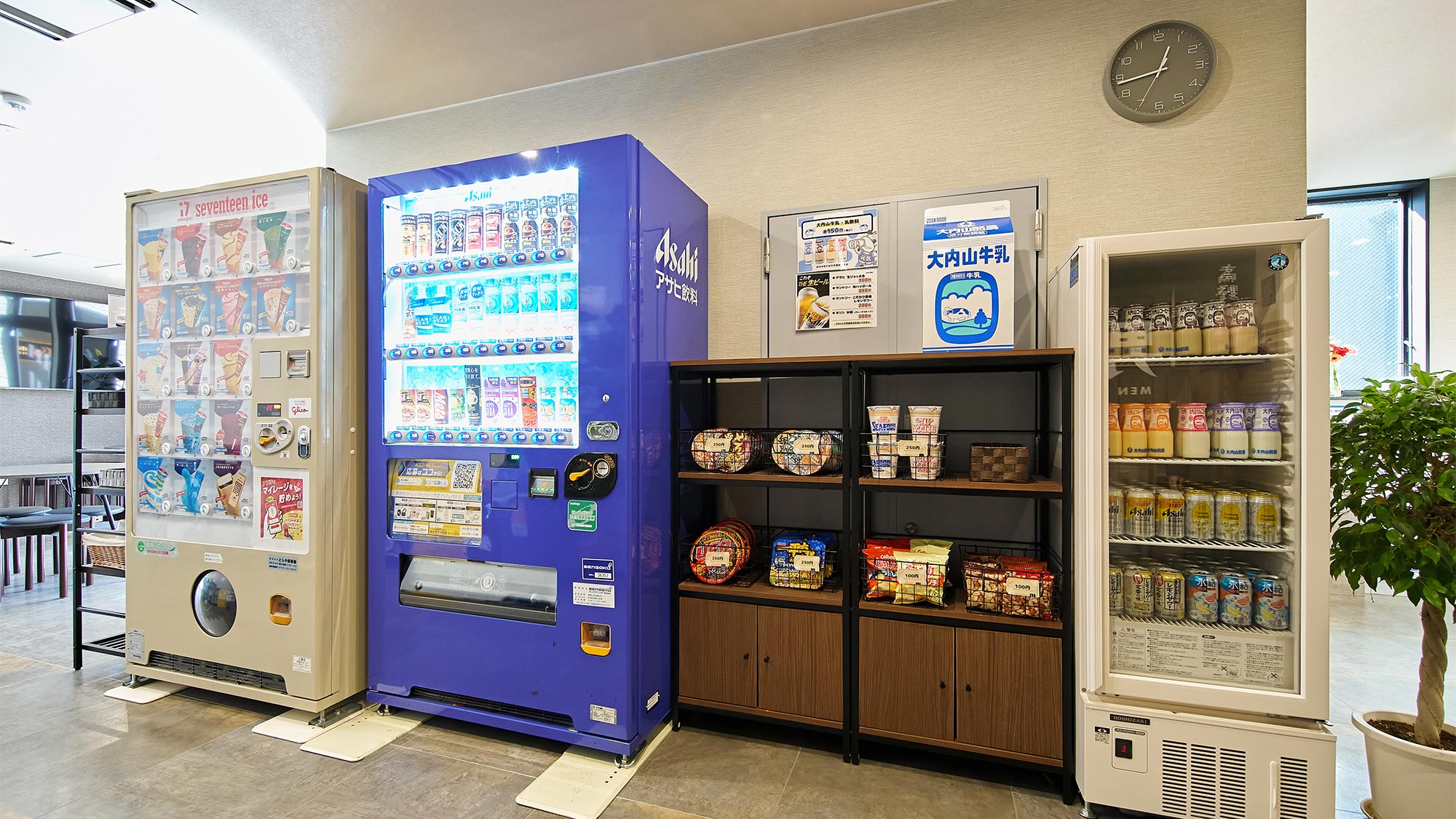 ・【売店】温泉に入った後に飲みたくなる、牛乳やアイス、おかしやカップラーメンを販売しています