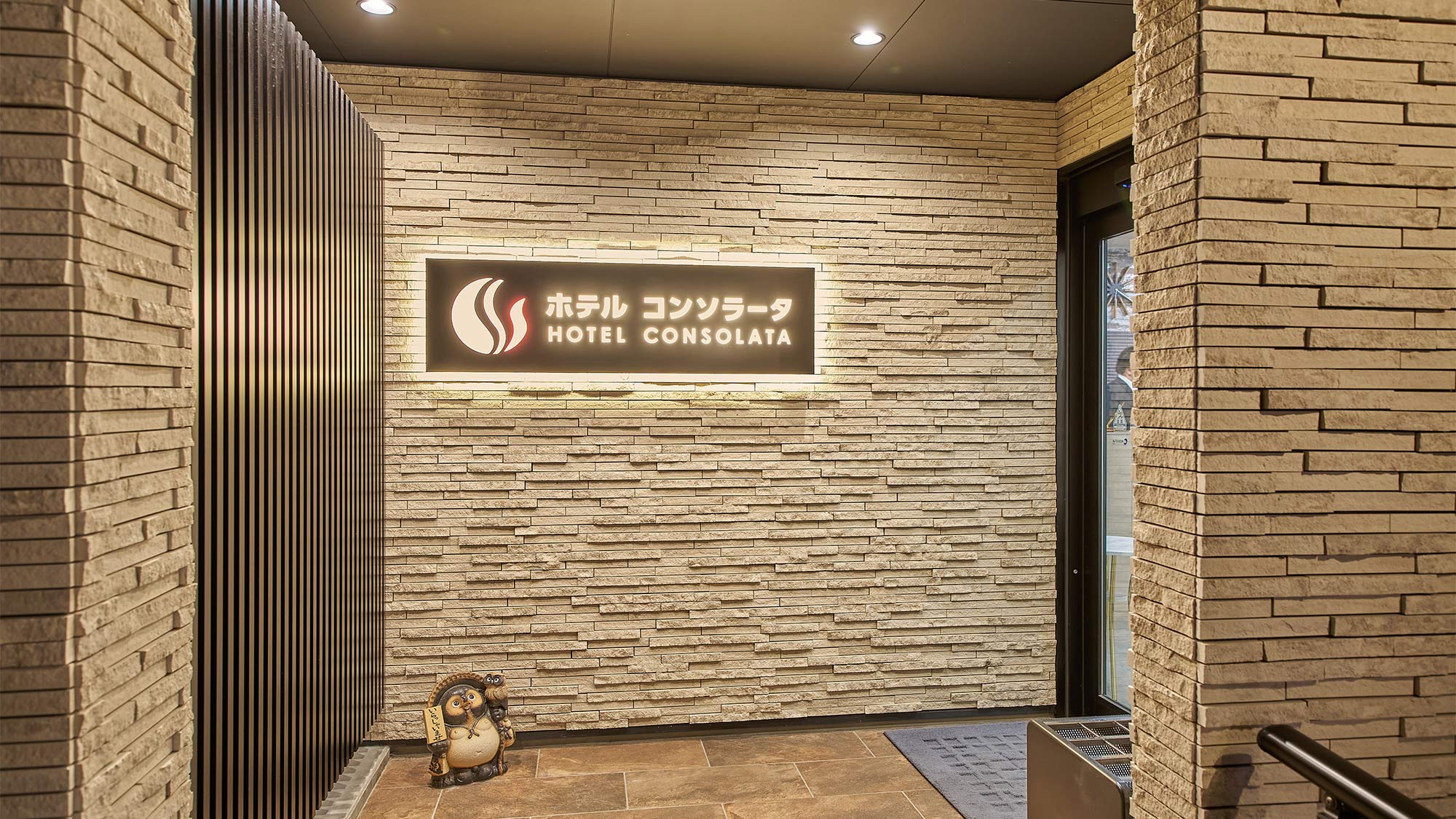 ・【サイン】2024年グランドオープン！「ホテル　コンソラータ」へようこそ