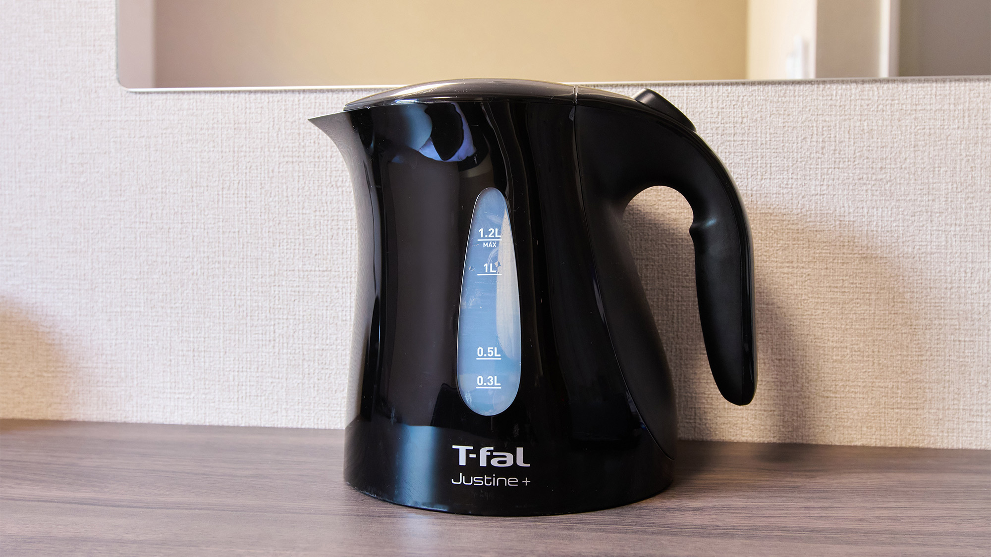 ・【部屋設備】湯沸かしポットで温かいお茶を入れてホット一息、ゆったりとした時間をお過ごしください