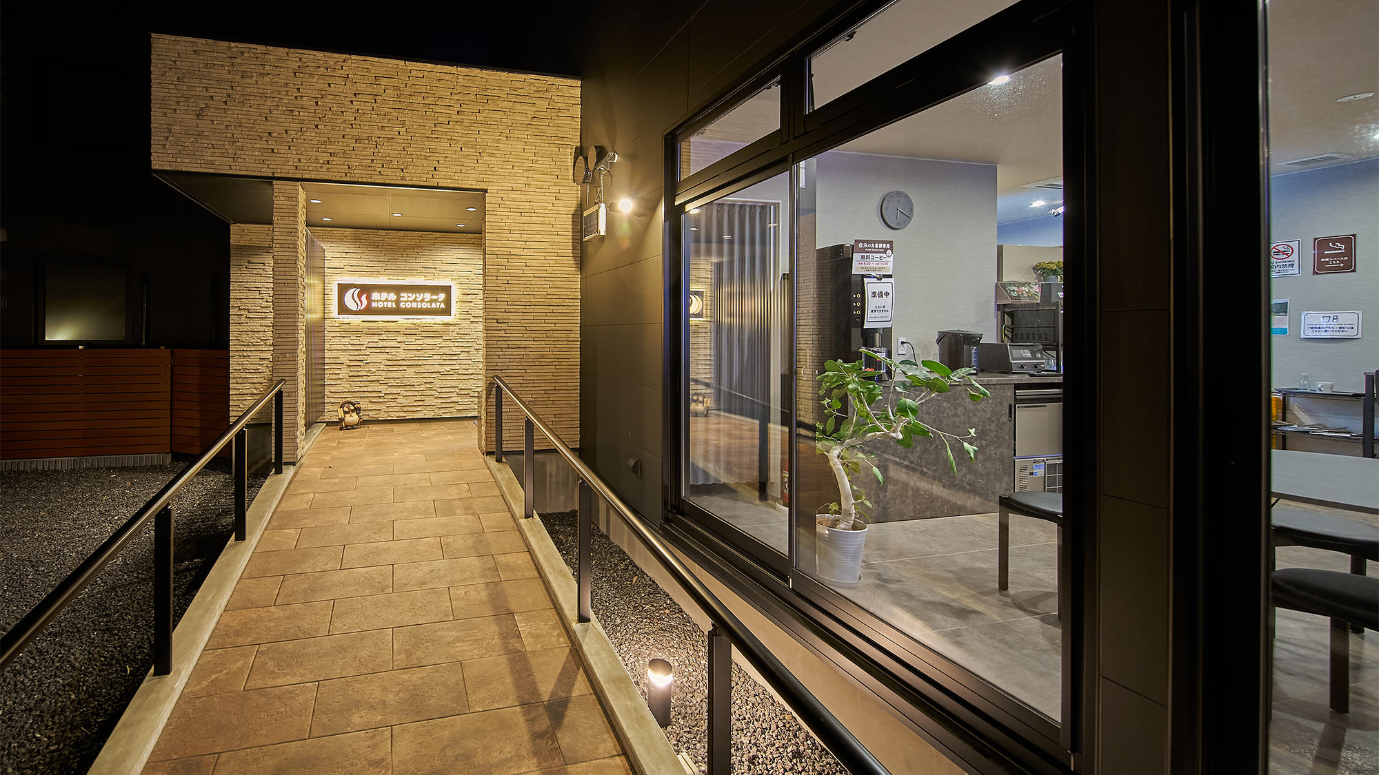 ・【外観】入口までのスロープは照明で照らされているので、日が落ちても安心してご来館いただけます