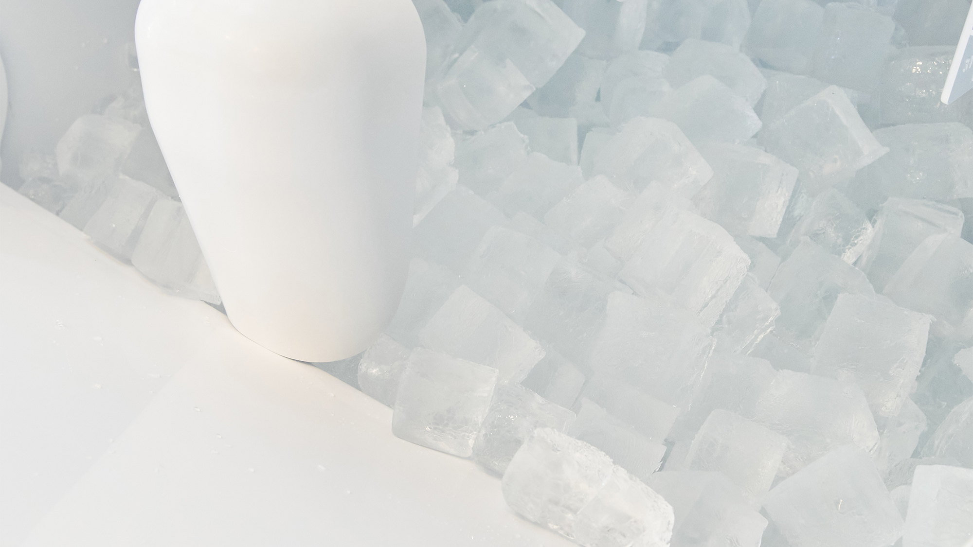 ・【ラウンジエリア】コンパクトな製氷機で氷もセルフサービスでご利用いただけます