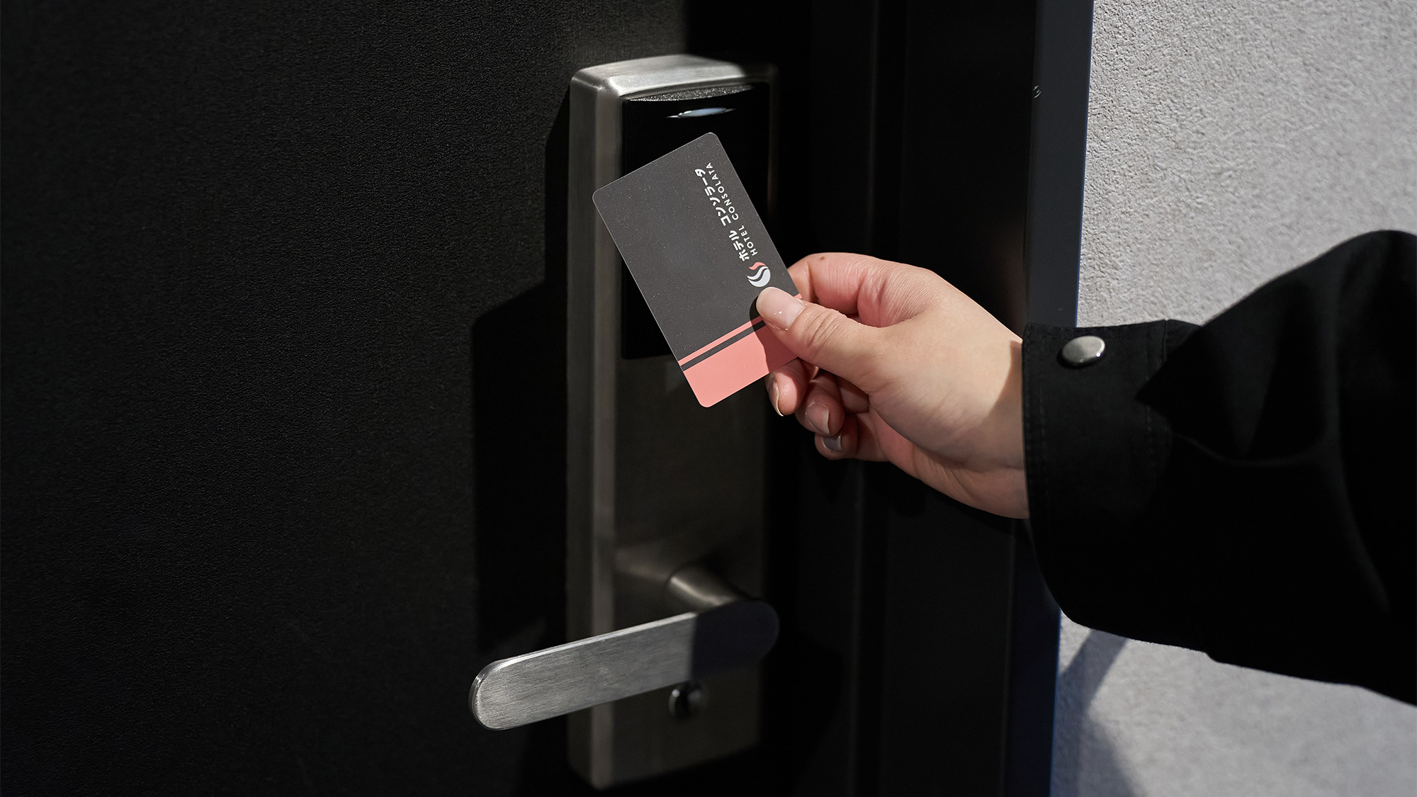 ・【部屋ドア】お部屋への入室は専用のカードキーをご使用いただきます