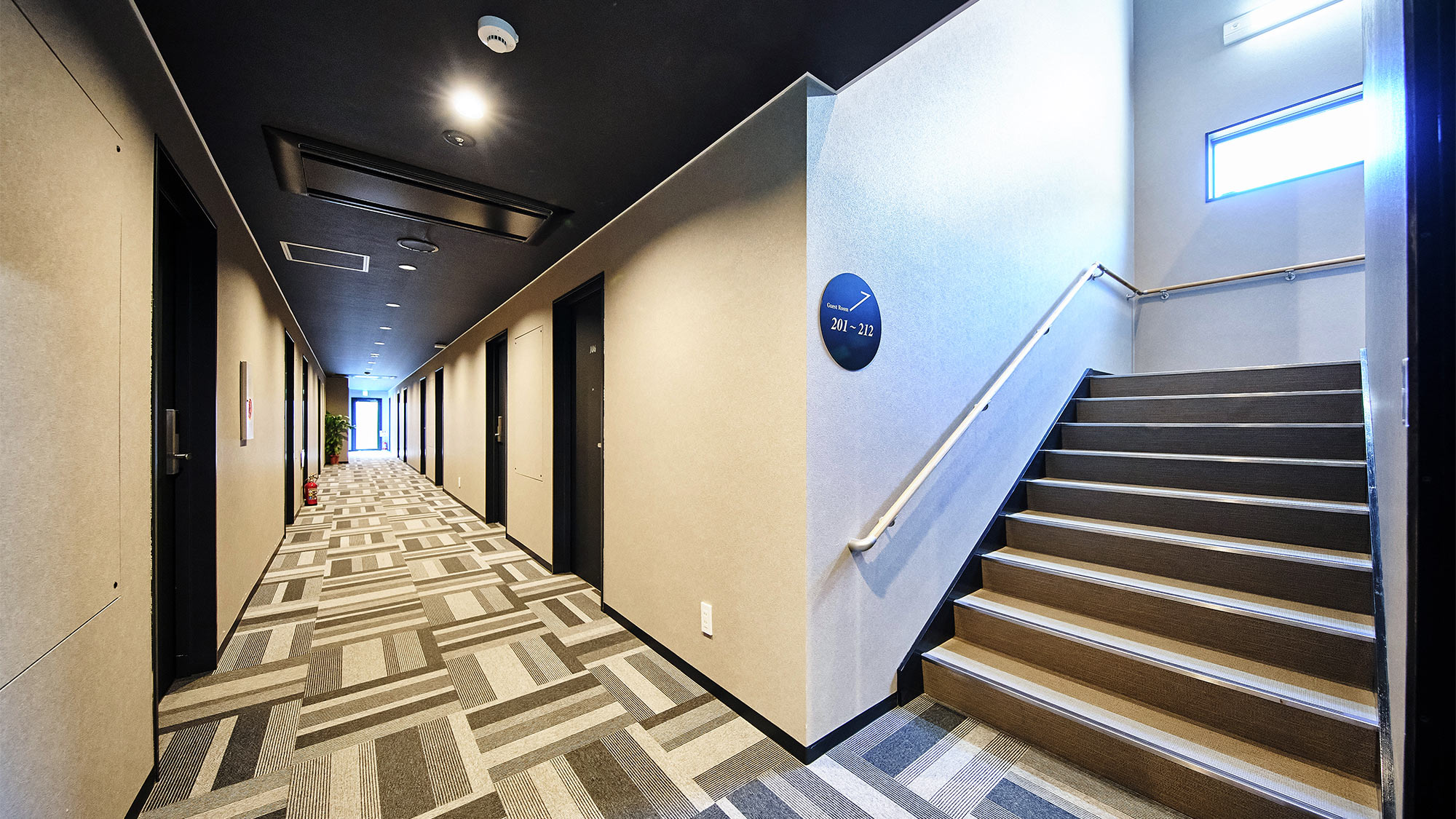 ・【館内】お部屋前の廊下と屋内手すり付き階段