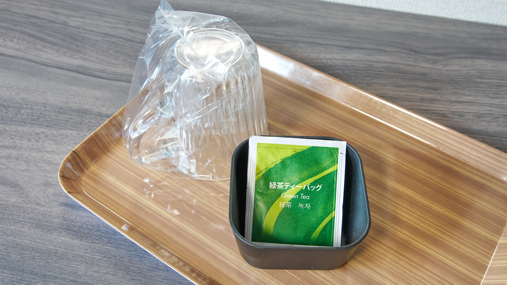 ・【アメニティ】緑茶ティーバッグとコップでお好きな時間にお茶を楽しんでいただけます