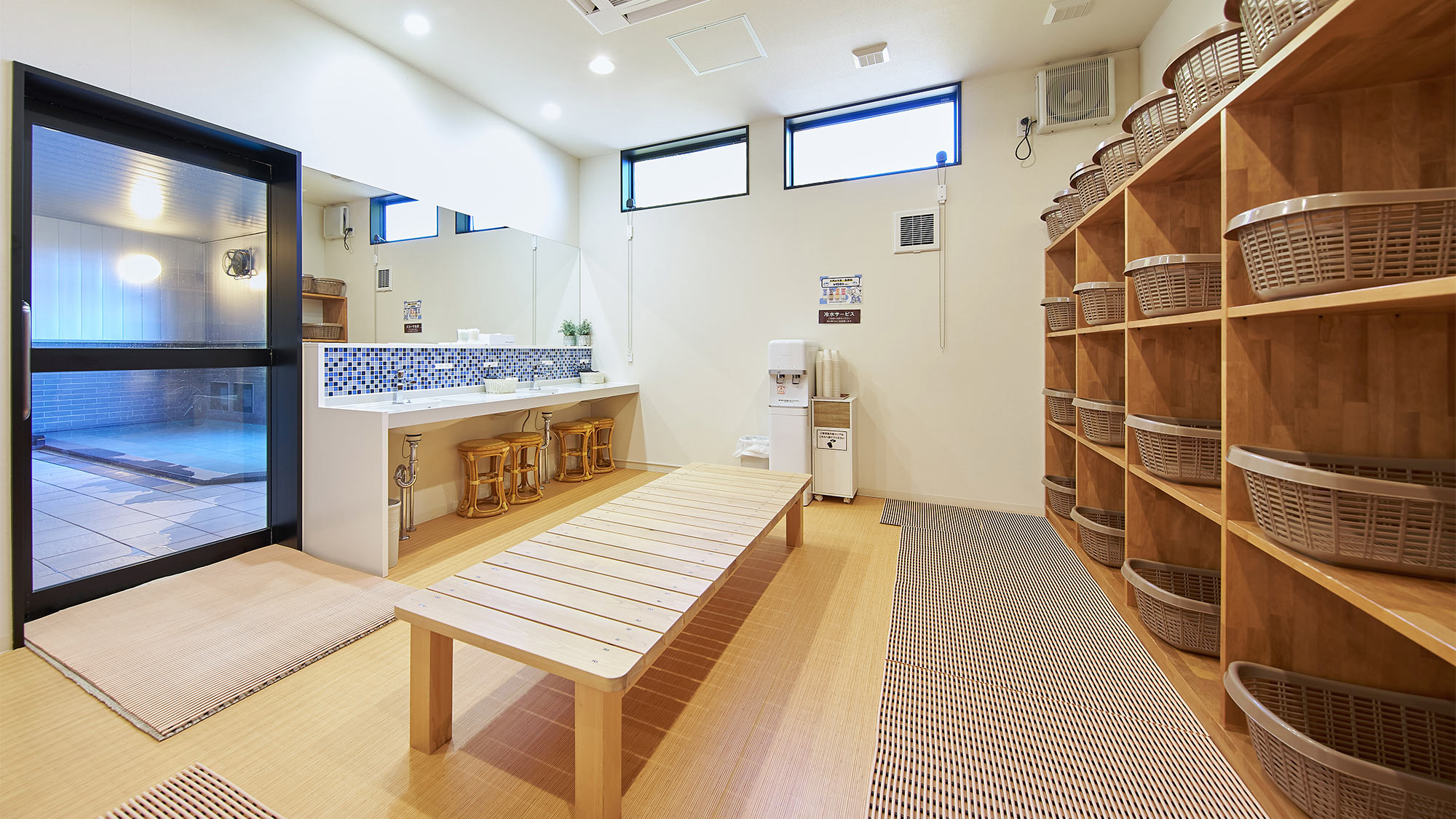 ・【天然温泉の大浴場】男湯　脱衣所