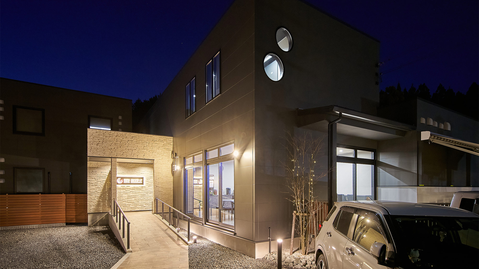 ・【外観】日が落ちてもライトでしっかり照らしているので入口まで安全に歩いていただけます