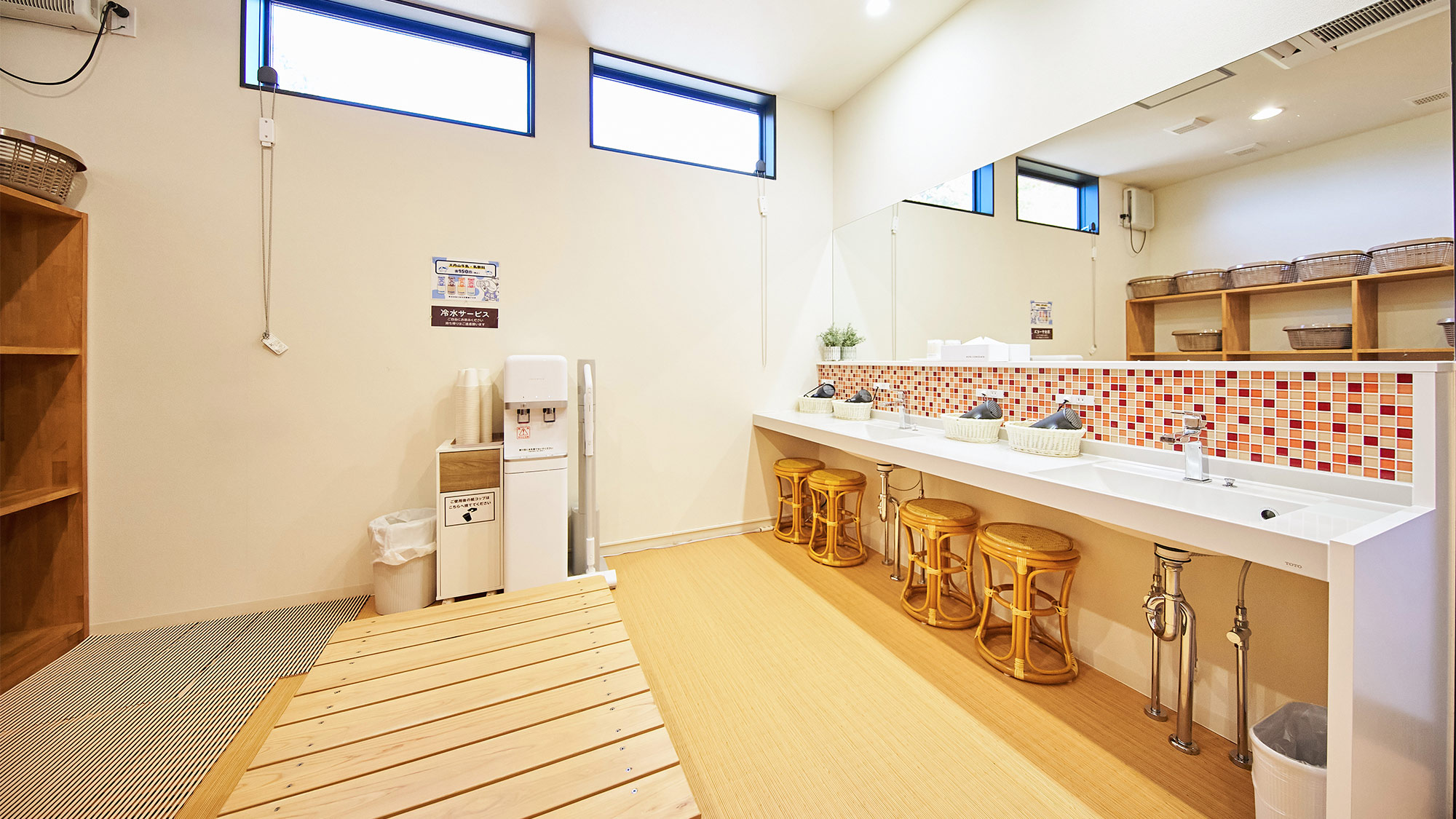 ・【天然温泉の大浴場】女湯　脱衣所