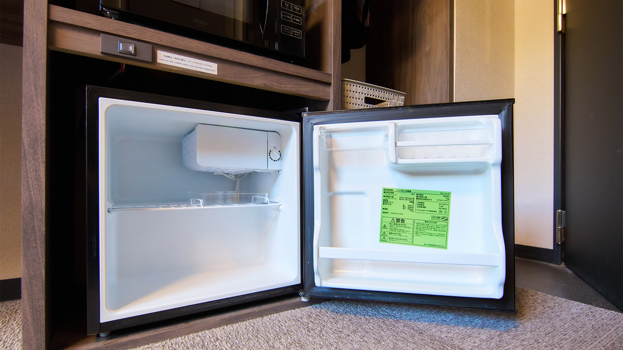 ・【部屋設備】全室に設置の冷蔵庫は暑い季節に飲み物を冷やすためにご利用いただけます