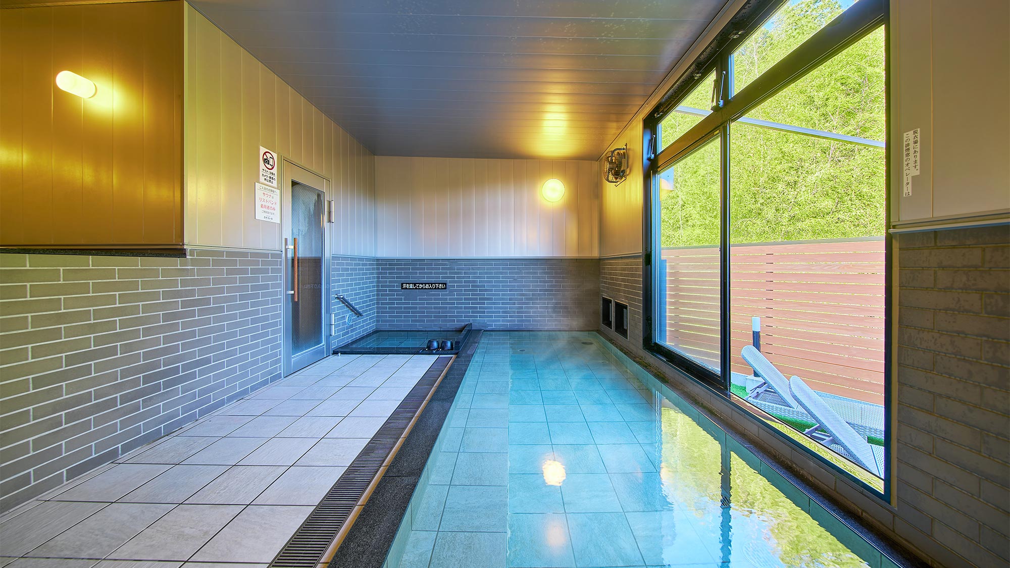 ・【天然温泉の大浴場】大きな湯舟でかけ流し温泉を満喫♪