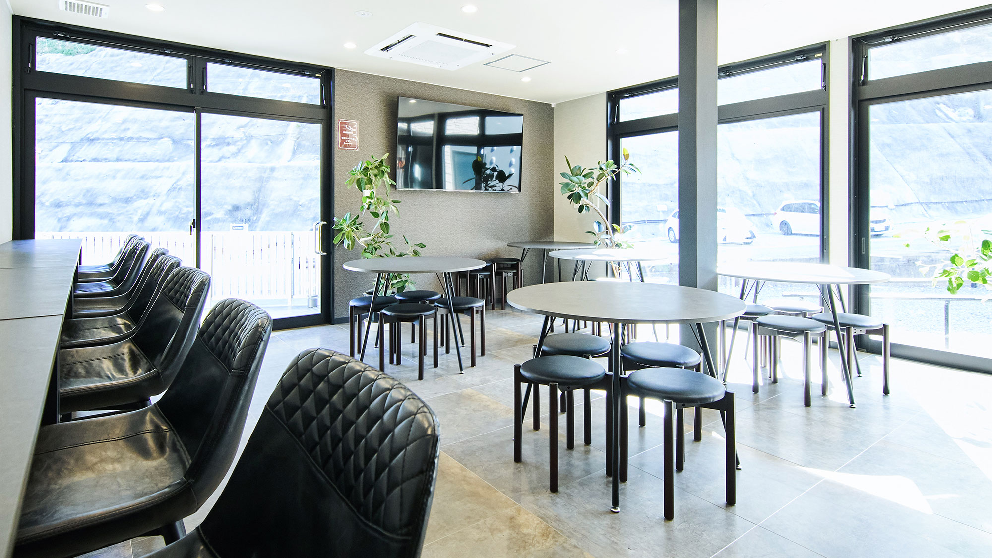 ・【ラウンジエリア】外を眺めながらゆっくりと時間を過ごせるように、椅子とテーブルがございます