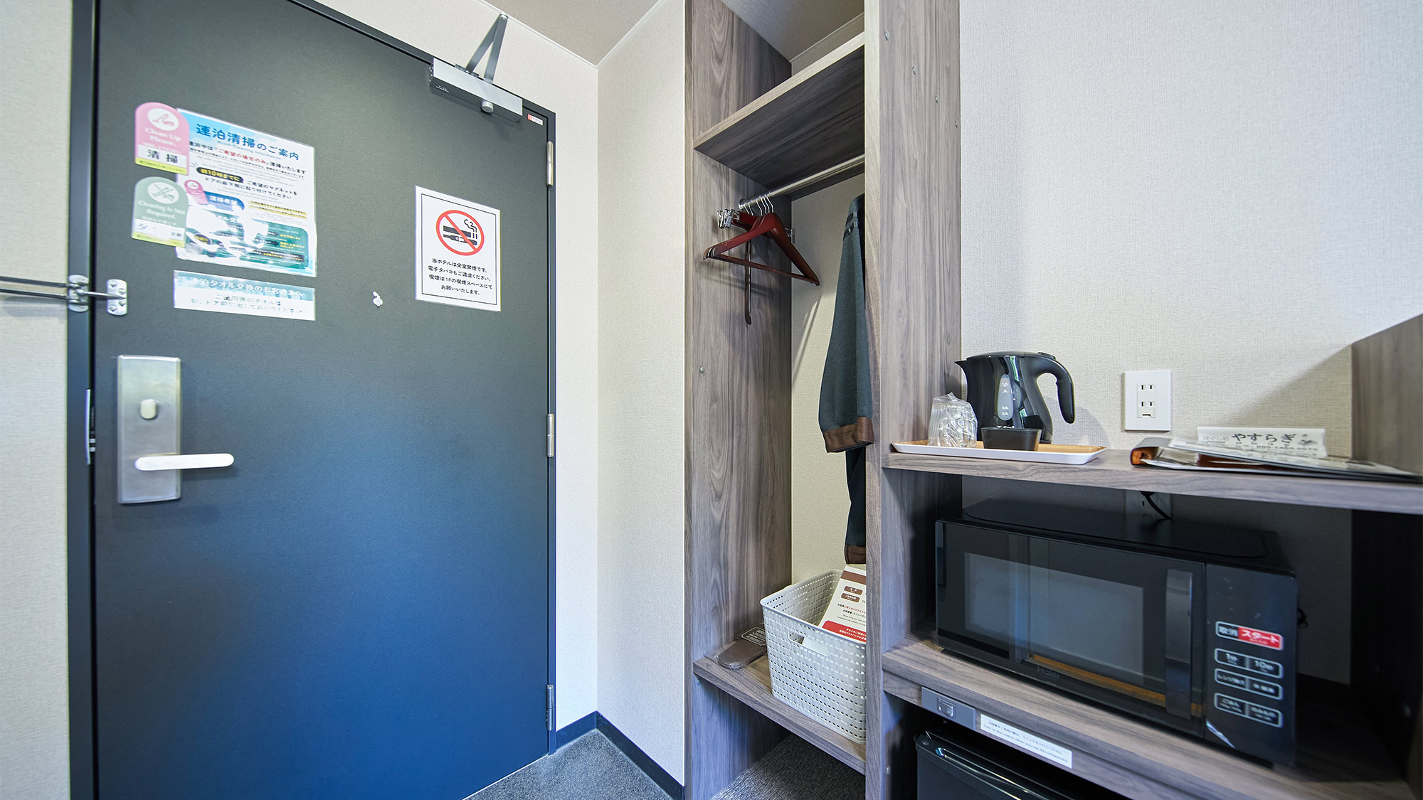 ・【シングルルーム】入口付近にハンガーラック、部屋設備をまとめて配置しています