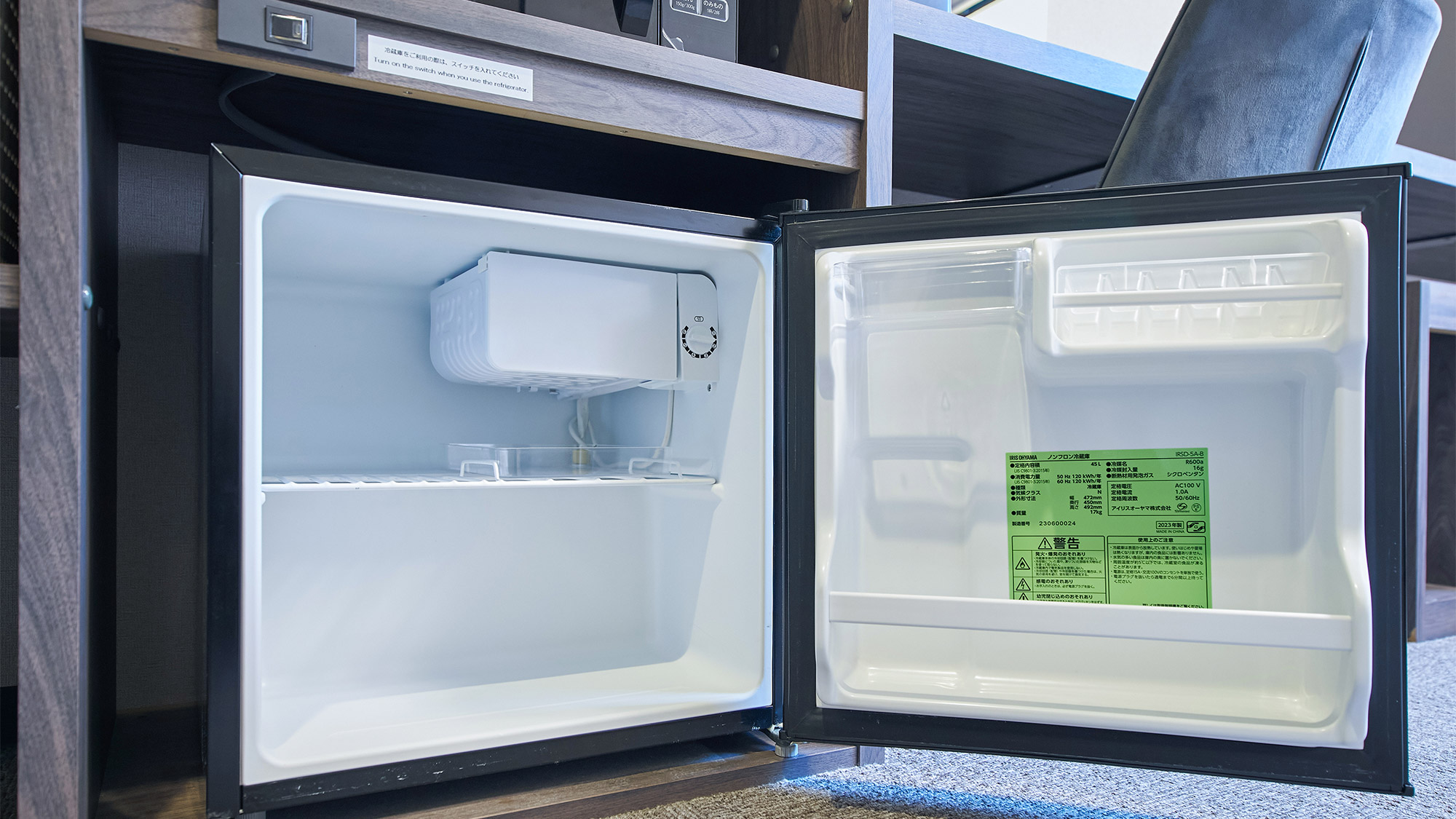 ・【部屋設備】全室に設置の冷蔵庫は暑い季節に飲み物やお食事を冷やすためにご利用いただけます