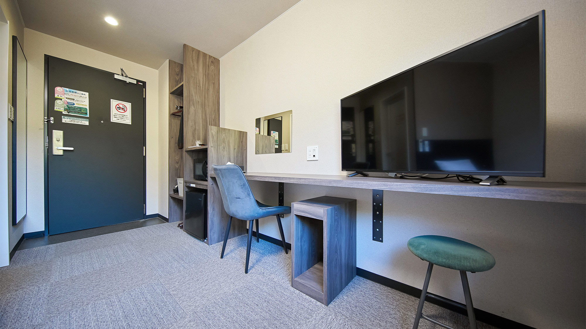 ・【部屋設備】使い勝手が良いデスク前のコンセントはPCやスマホの充電にご利用ください