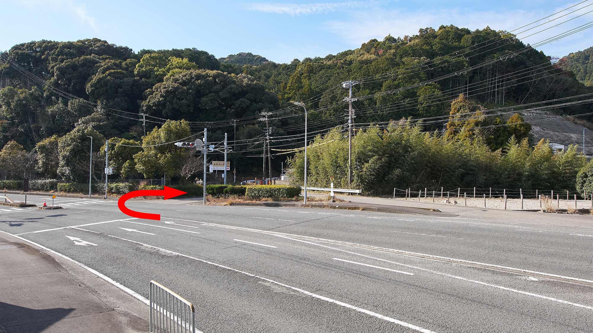 ・【周囲の看板】当ホテルへ入る道の入口に設置した、目印の看板です