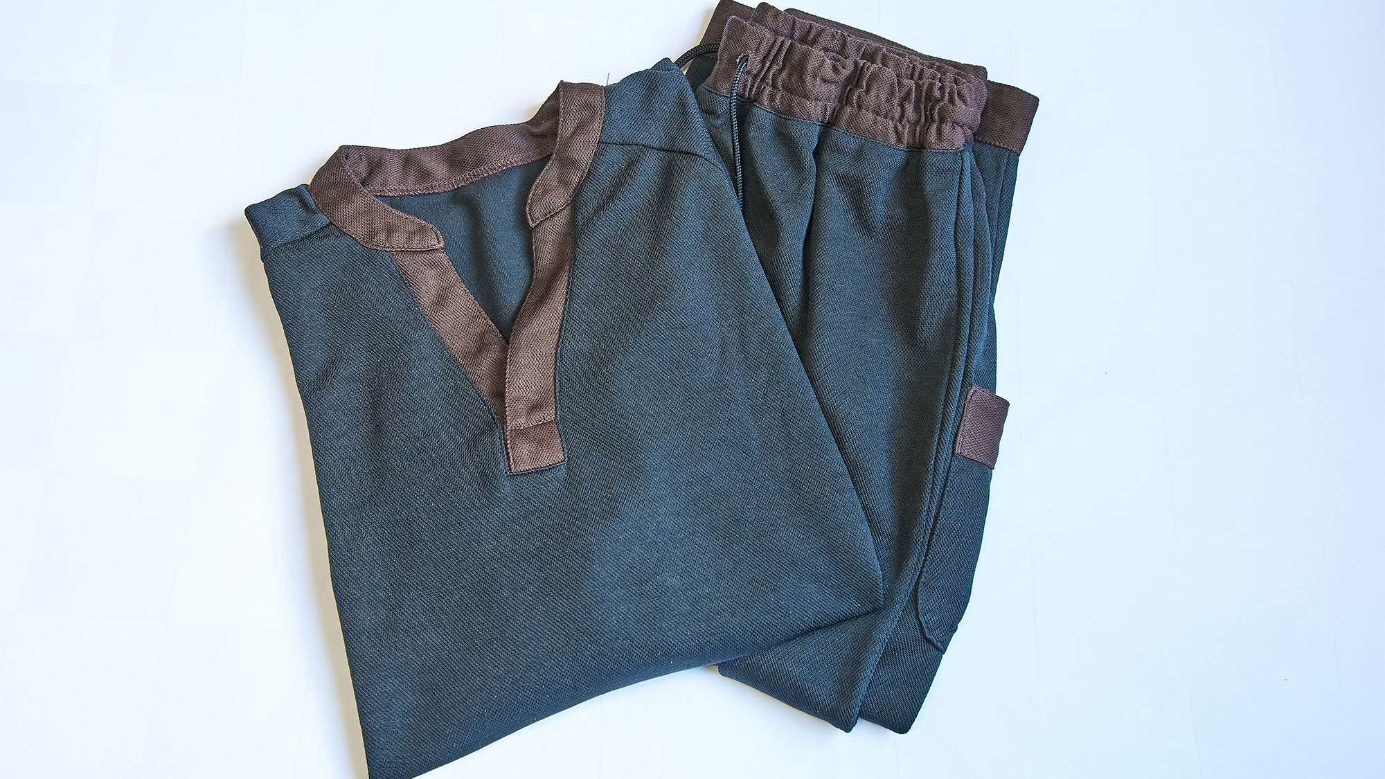 ・【宿泊着】ルームウェアは上下に分かれているので、手持ちのTシャツを着ることで体温調整もしやすい