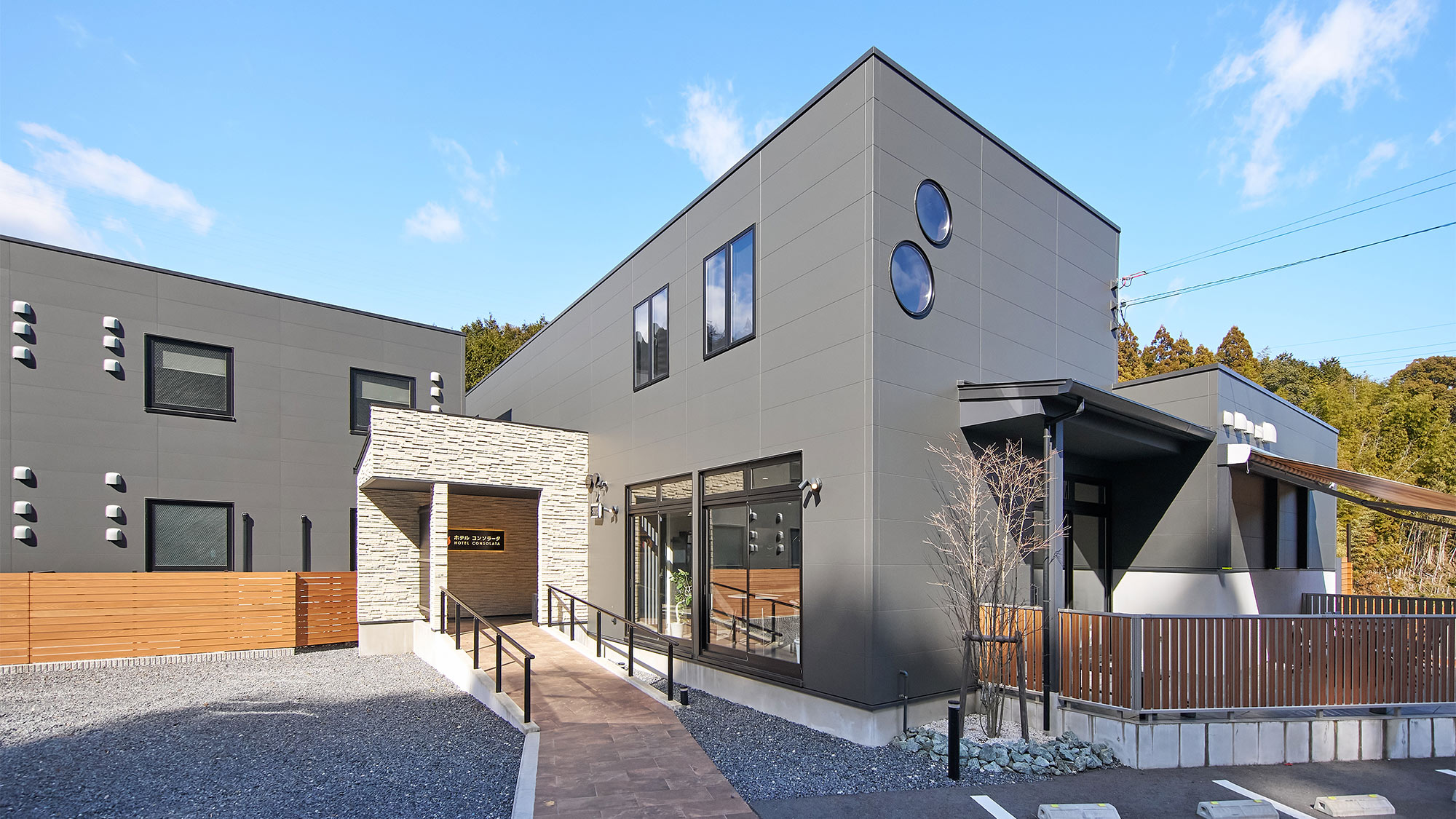 ・【外観】エントランスの入口は駐車場から近いので荷物を運ぶ距離が短く便利です