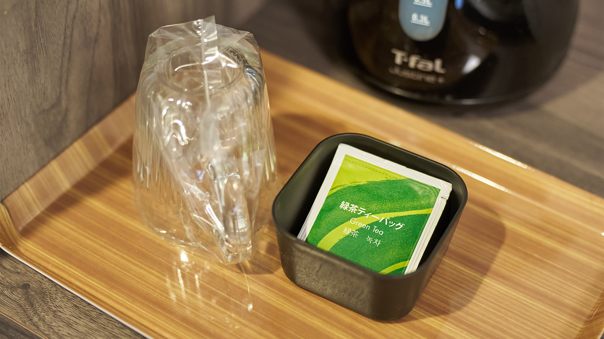 ・【アメニティ】緑茶ティーバッグとコップでお好きな時間にお茶を楽しんでいただけます