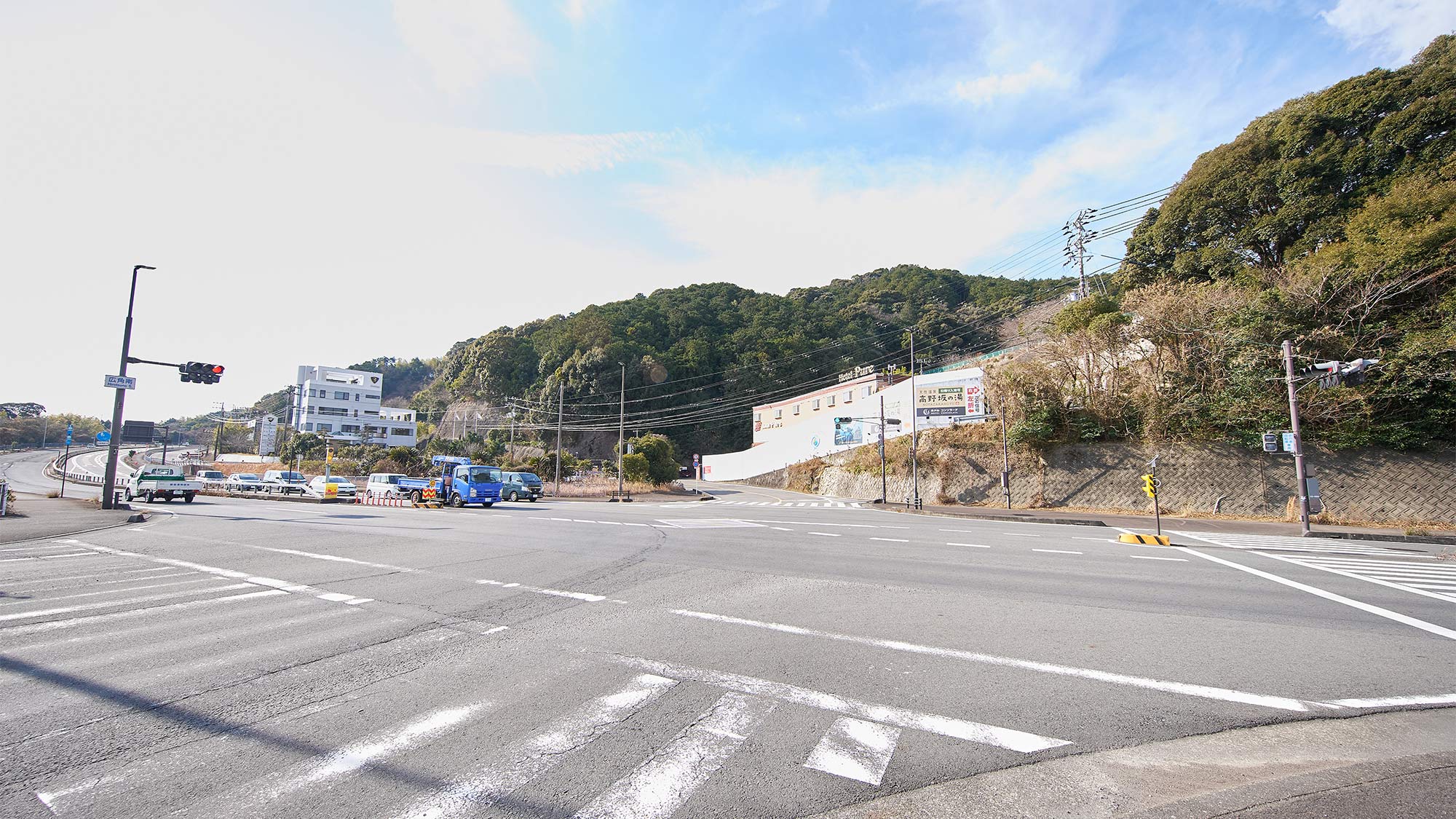 ・【周囲の看板】交差点付近にも当ホテルへの順路が書かれた看板を設置しています