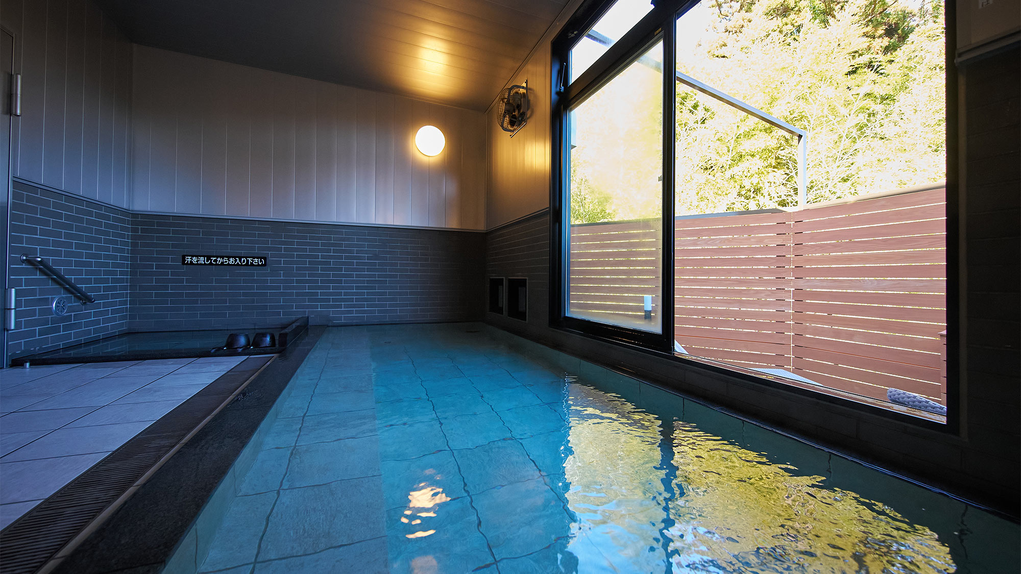 ・【天然温泉の大浴場】入浴時間：15時〜24時　※朝はご利用いただけません。