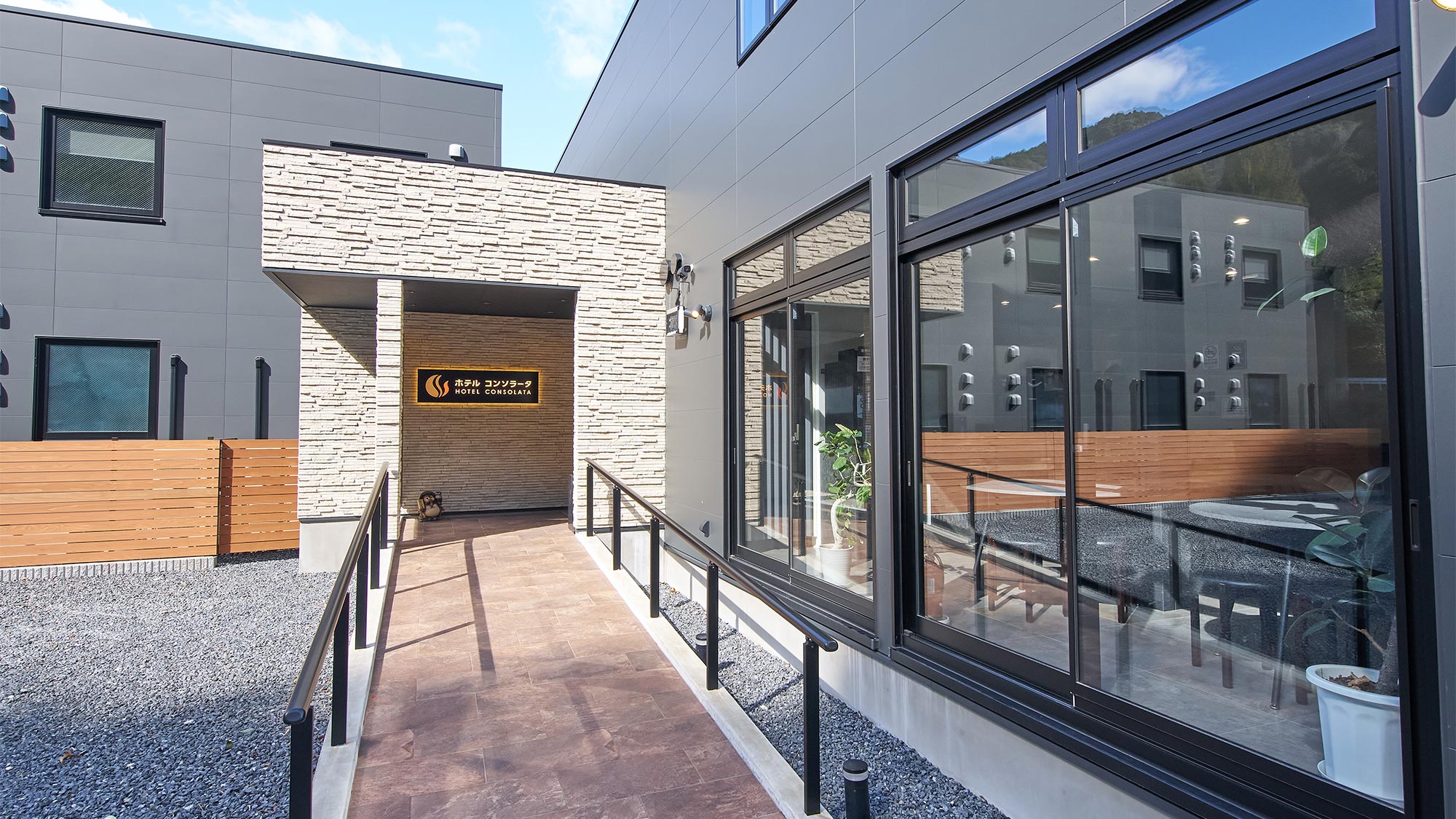 ・【外観】キャスター付きの荷物も楽々運びやすいスロープと安心の手すりを左右に配置