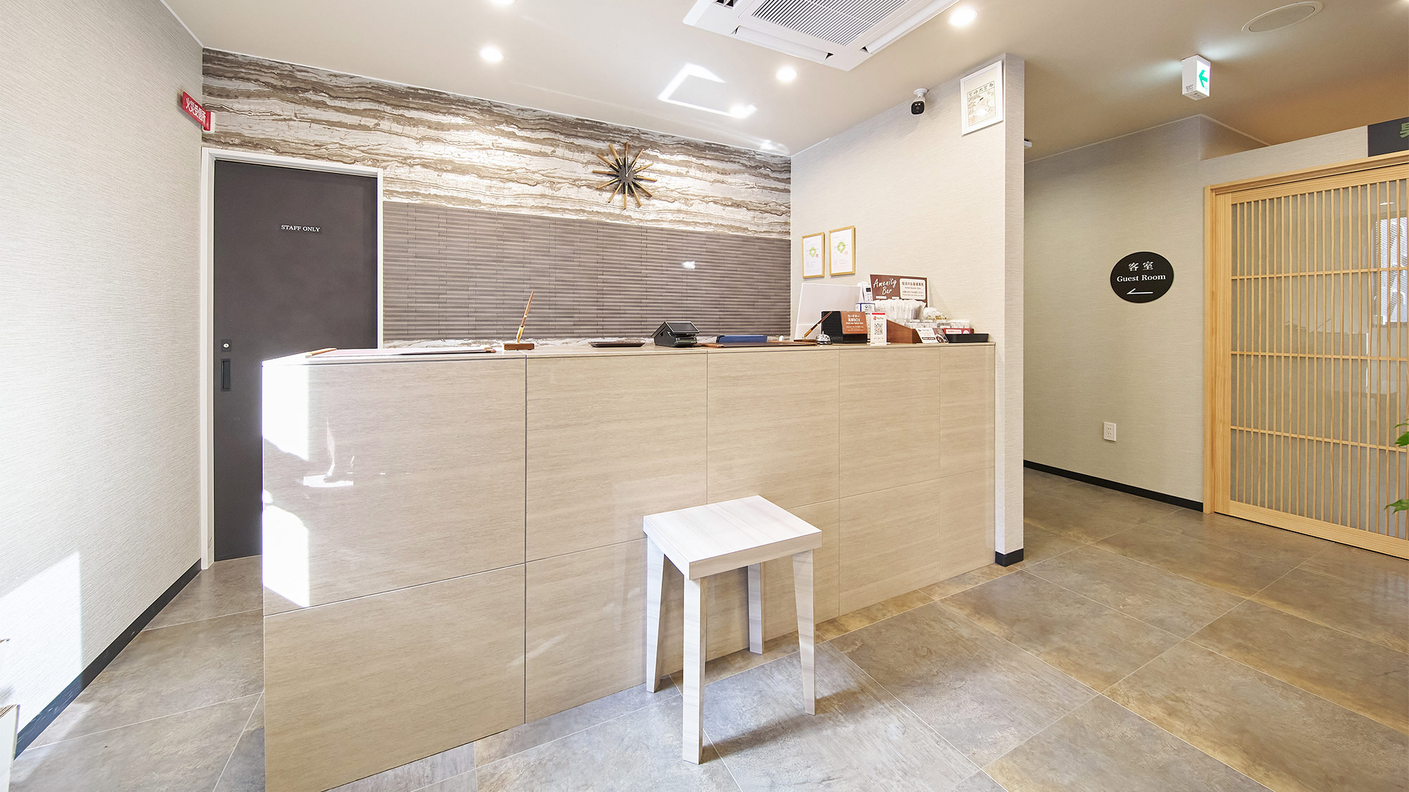 ・【フロント】荷物置き場にご利用いただける、小さいテーブルを設置しています