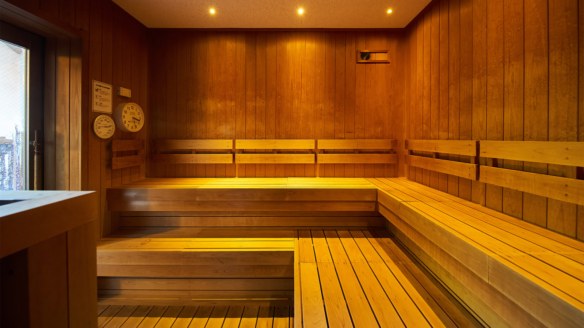 ・【サウナ】段差付きのサウナ室。ゆとりある広さで快適です