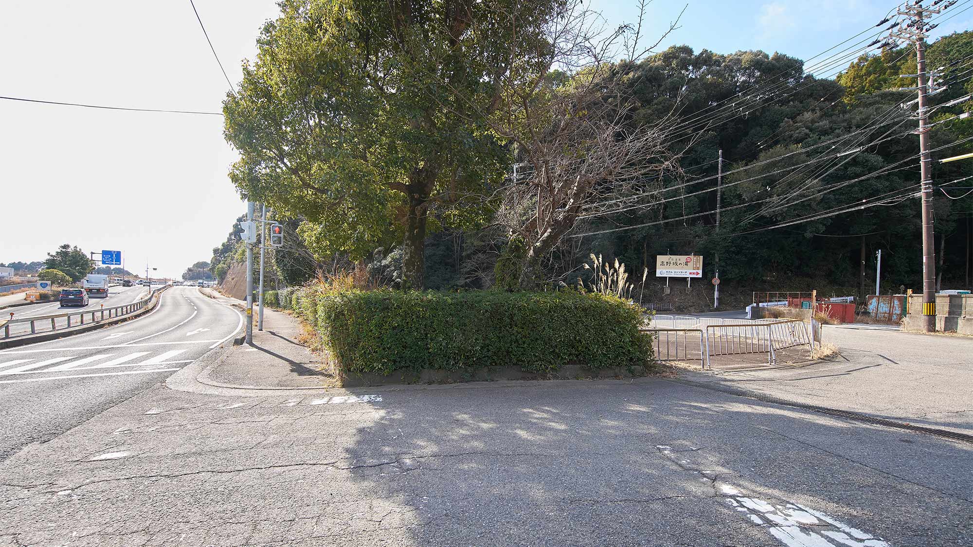 ・【周囲の看板】国道42号線から入ってすぐ、JR新宮駅から車で約5分の駅にも近い場所です