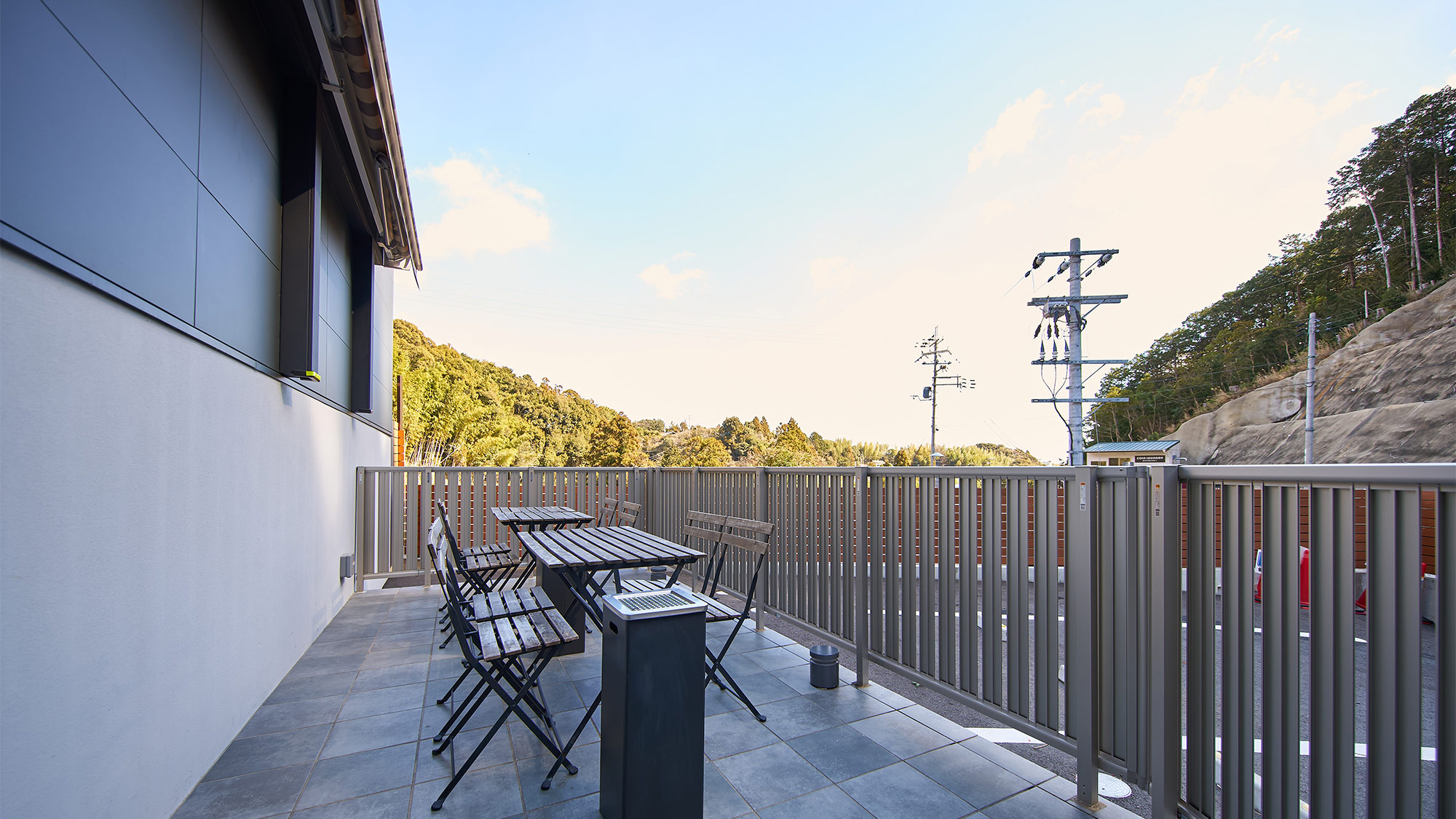 ・【屋外喫煙所】木々の景色を見ながら、開放的なスペースで至福の一服が愉しめます