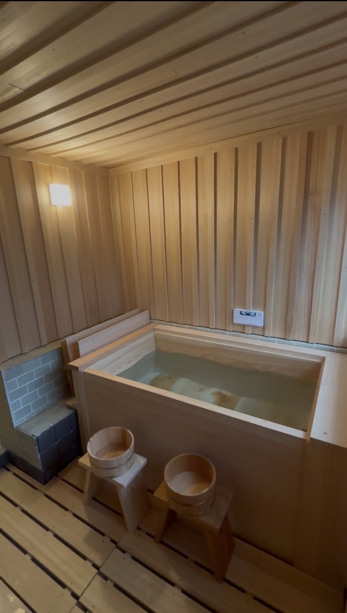 本館は桧風呂が利用できます。
