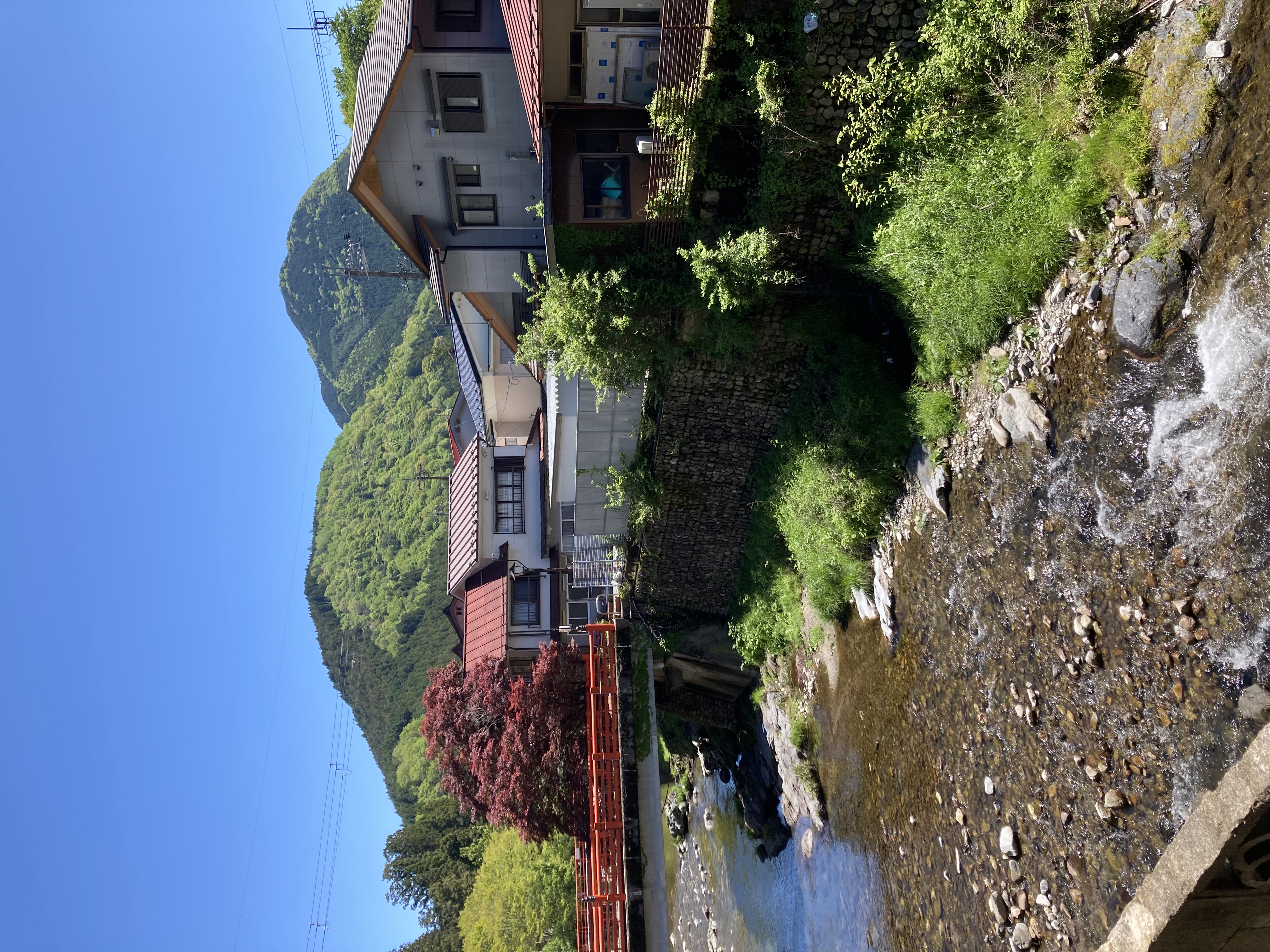 隣には山上川が流れており、とても綺麗な風景を堪能できます。