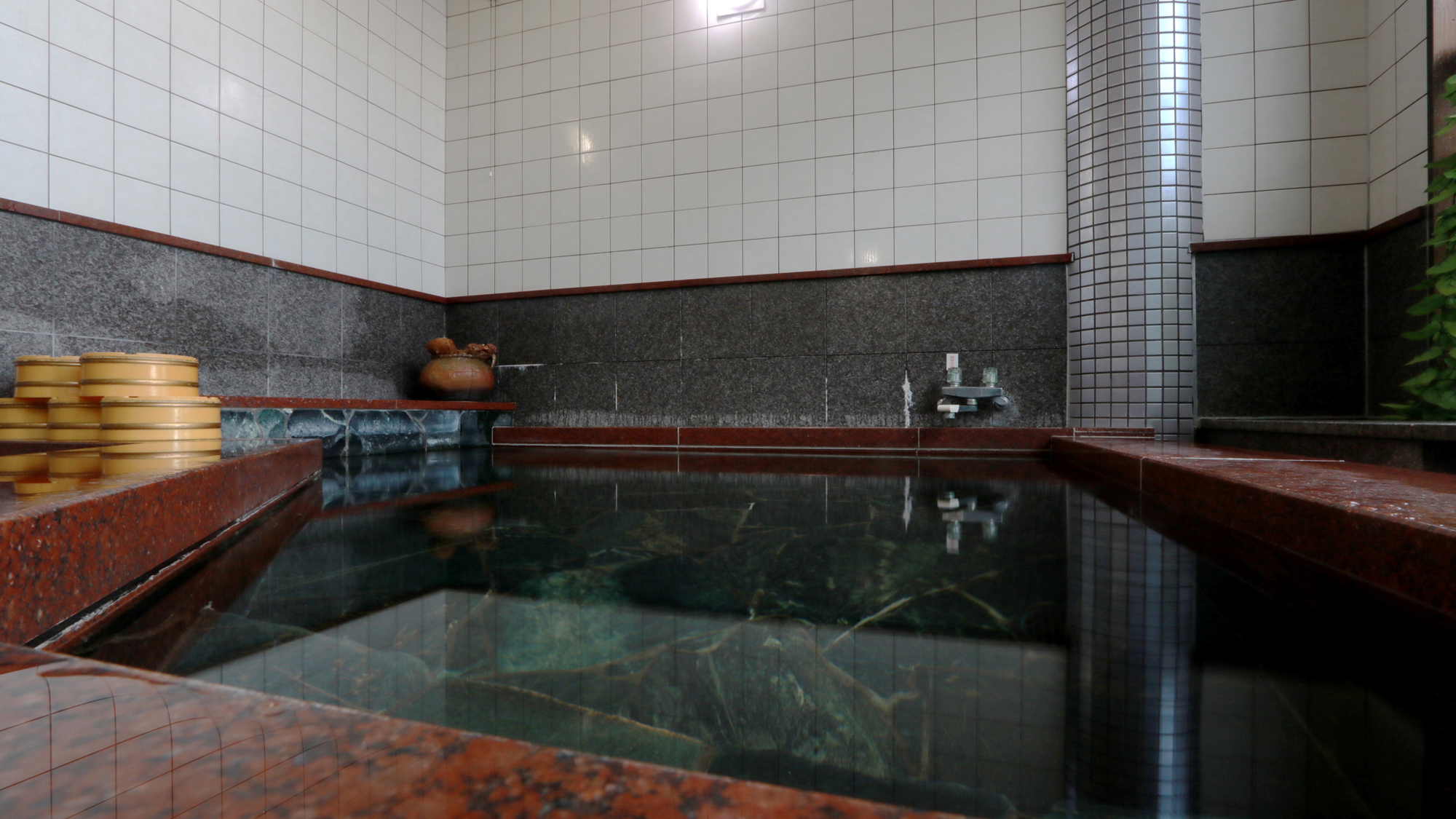 当館のお風呂は佐津温泉を取り入れ、慢性婦人病や療養・保養などに最適です