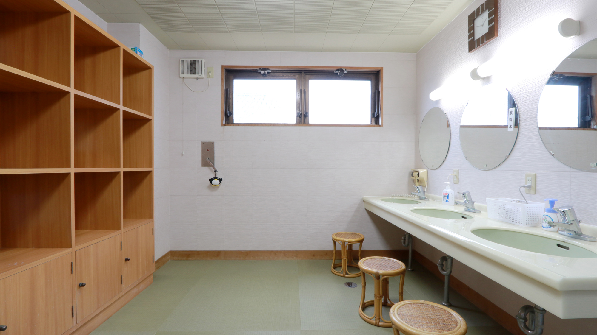 男湯の脱衣所もリニューアル後、清潔感のある明るい雰囲気に。