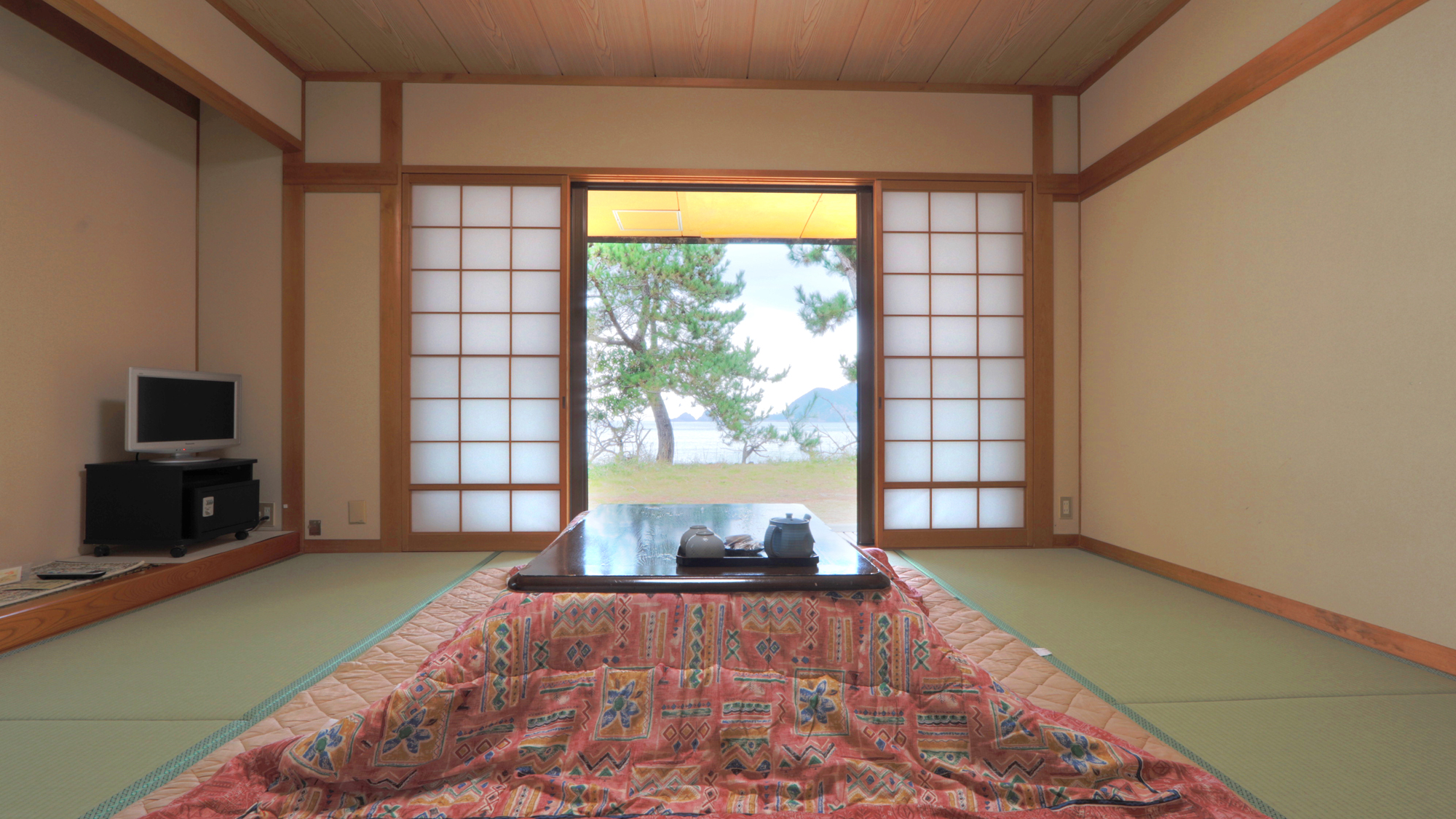 【オーシャンビュー和室】お部屋からは日本海が眺められます。田舎ならではのゆったりとした雰囲気でお過ご