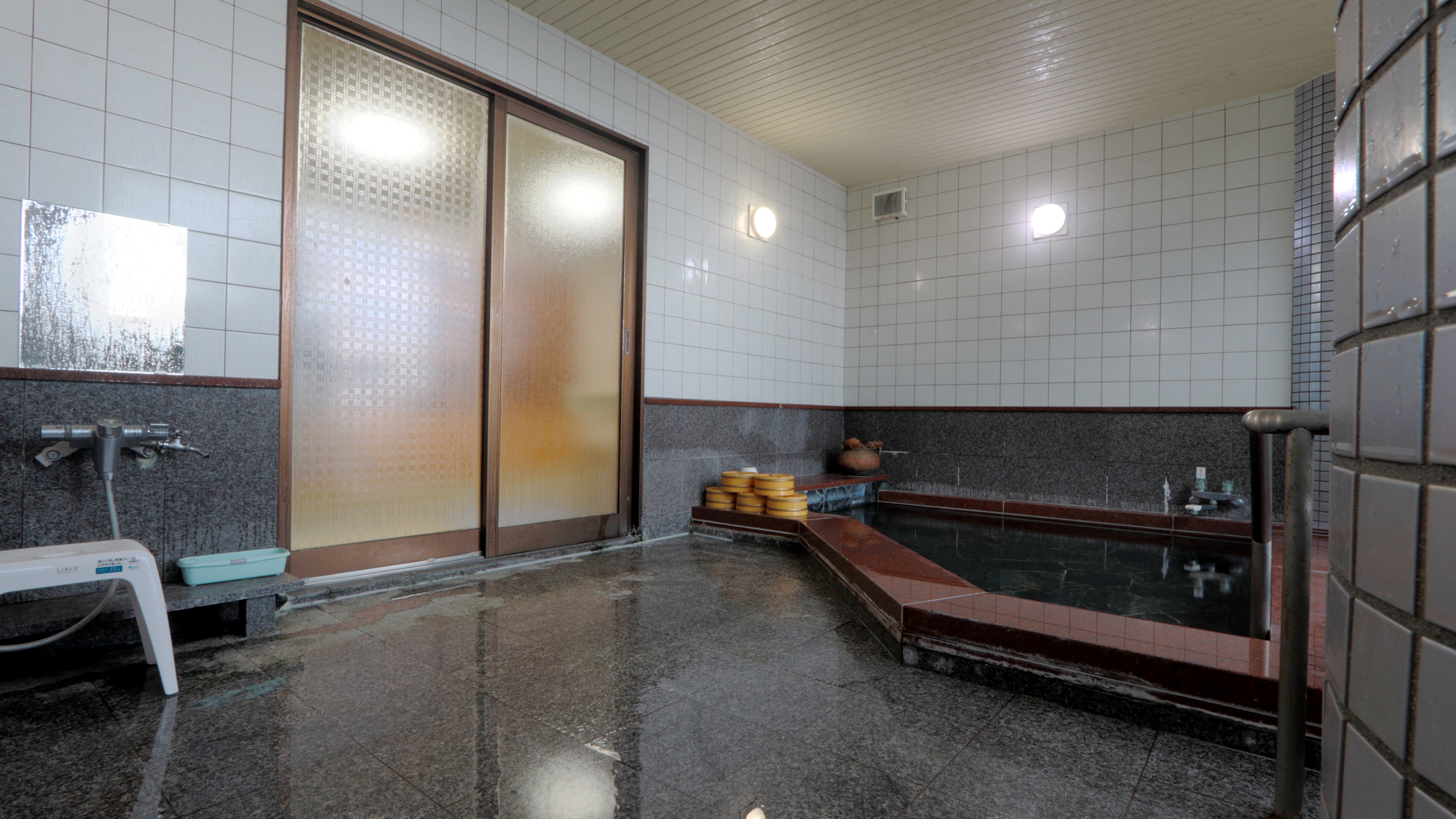 当館のお風呂は佐津温泉を取り入れ、慢性婦人病や療養・保養などに最適です。