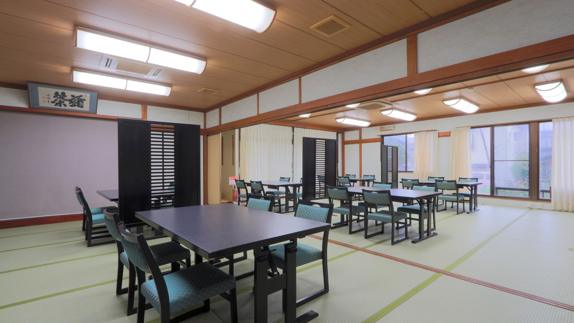 【お食事処】広々とした空間で、ごゆっくりとお食事をお楽しみいただけます