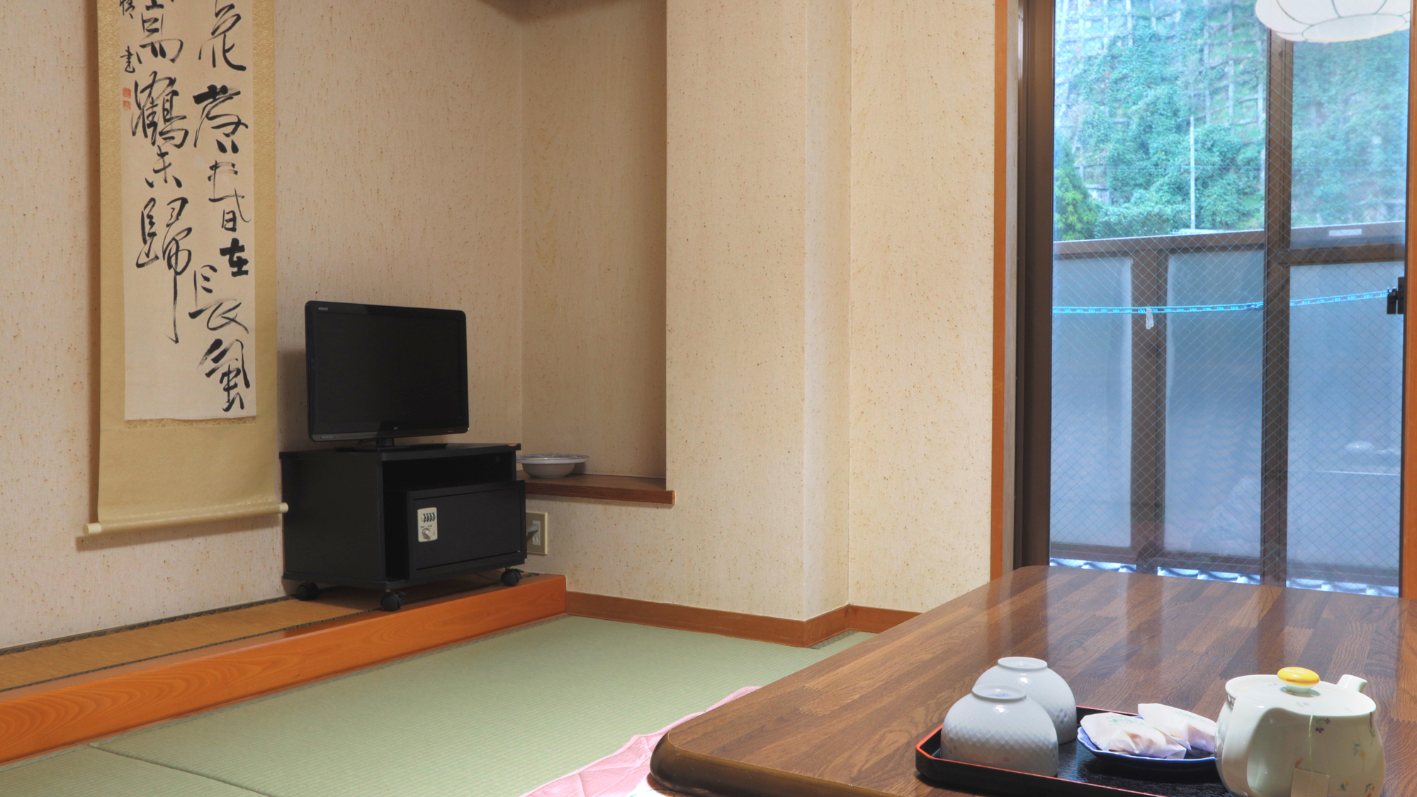 全室、テレビ・金庫・冷暖房・お茶セットのご用意がございます。ゆっくりとお寛ぎください