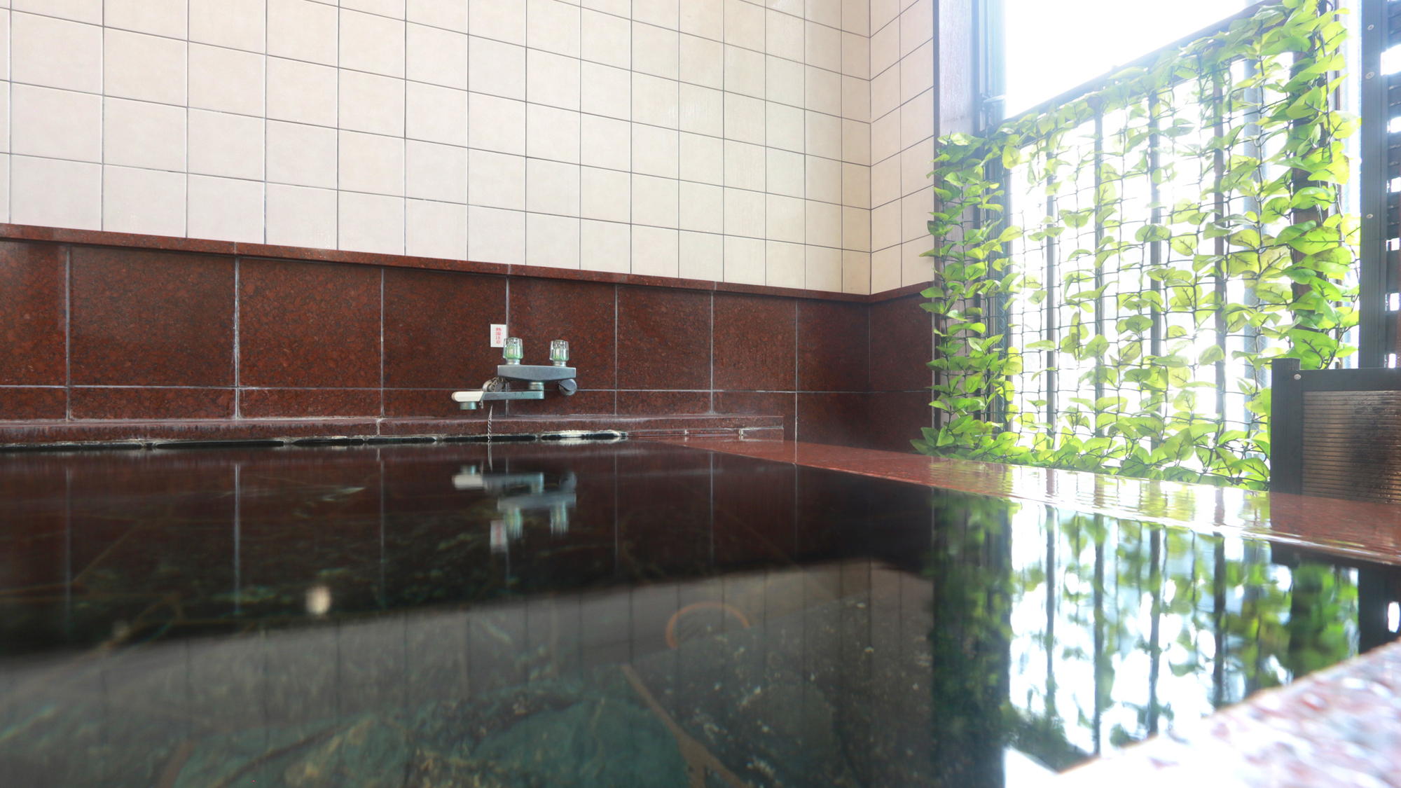 解放感いっぱいの展望風呂は2階にございます。夕暮れ時等、日本海の景色を楽しみつつ温泉をお楽しみ下さい